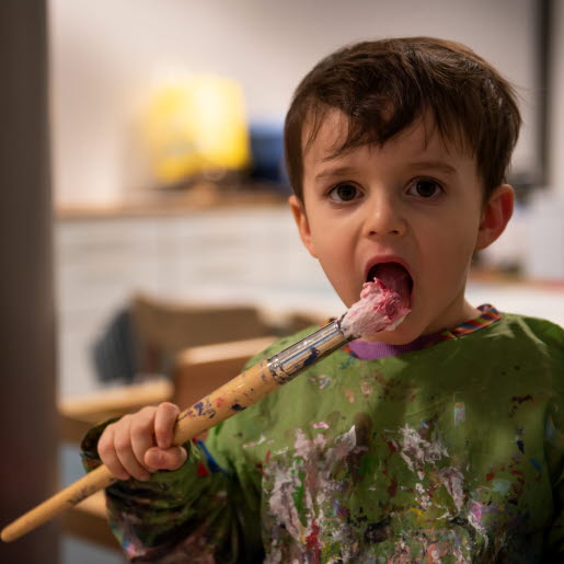 Fotografi på barn som målar.