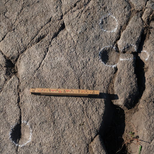Nyupptäckta hällristning i form av skålgropar. I Staby, strax intill Gärstadverket, i norra Linköping.