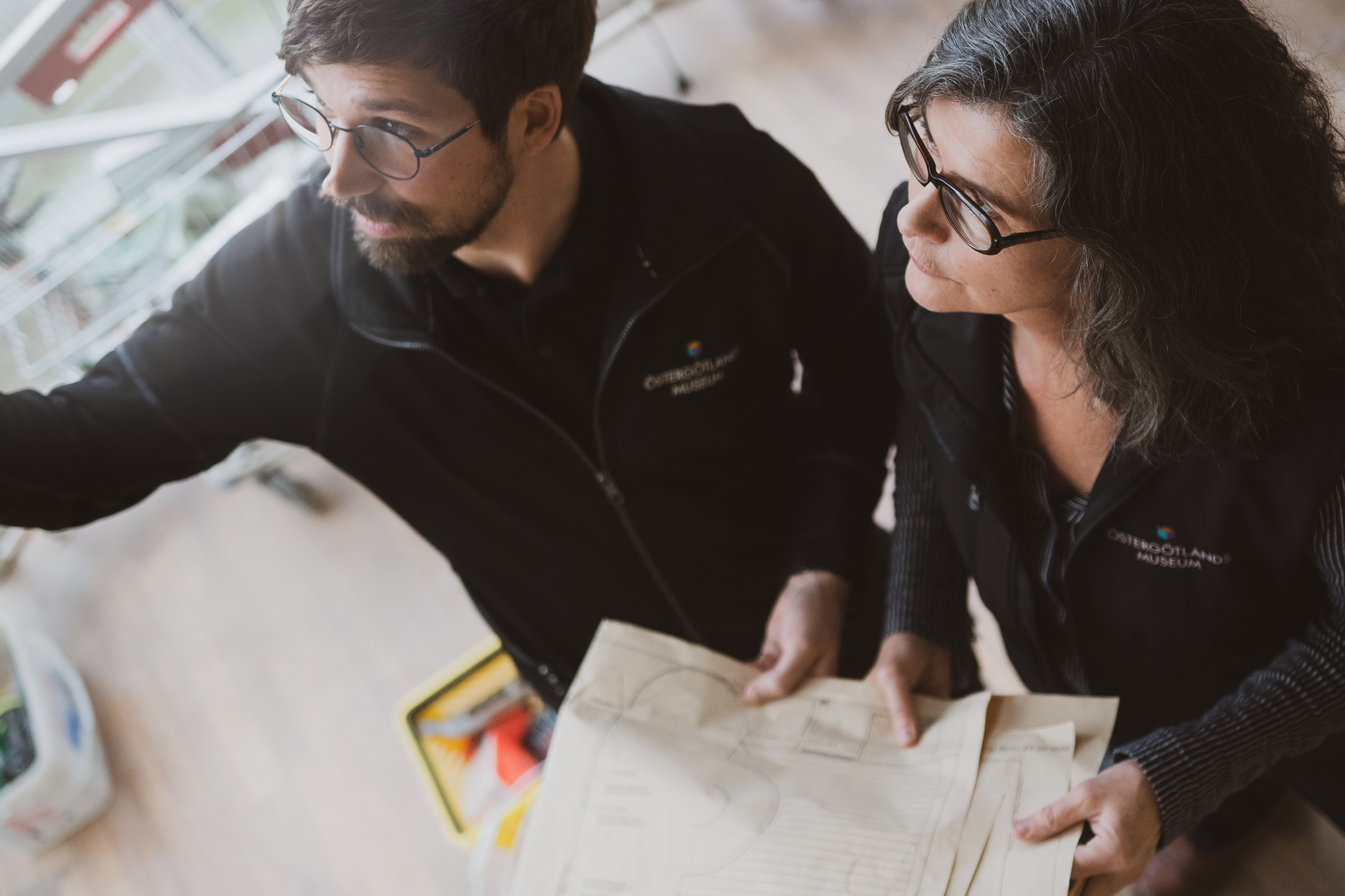 Två anställda på Östergötlands museum.