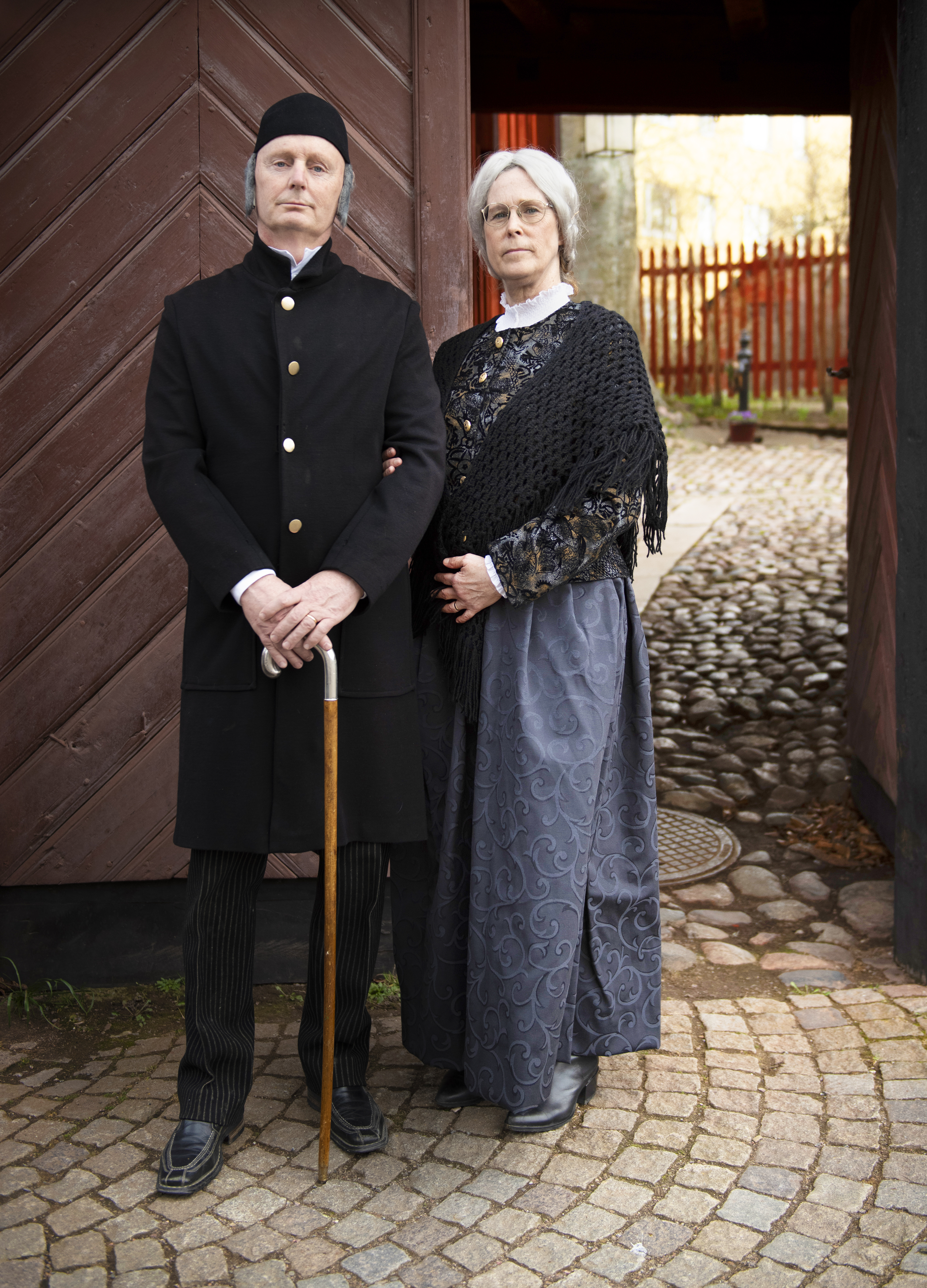 Iscensatt Onkel Adam och hans fru Hedda utanför Onkel Adamsgården i Linköping.