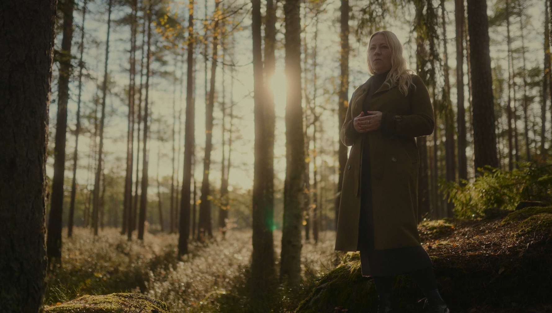 Museipedagog Mikaela Radakovic Kjäll på plats i Trollkäringeskogen utanför Finspång.