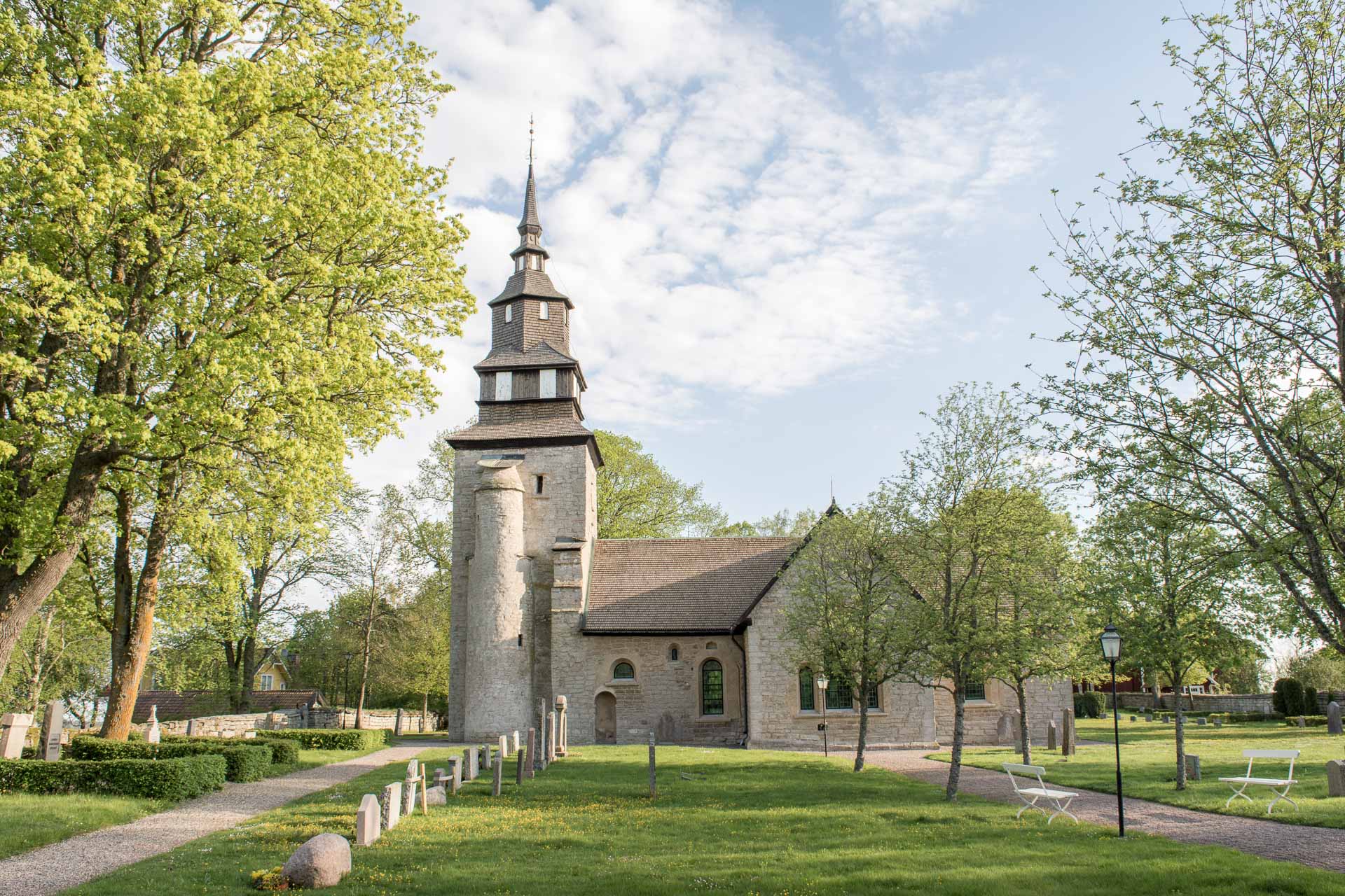 Exteriörbild från Örberga kyrka utanför Vadstena.