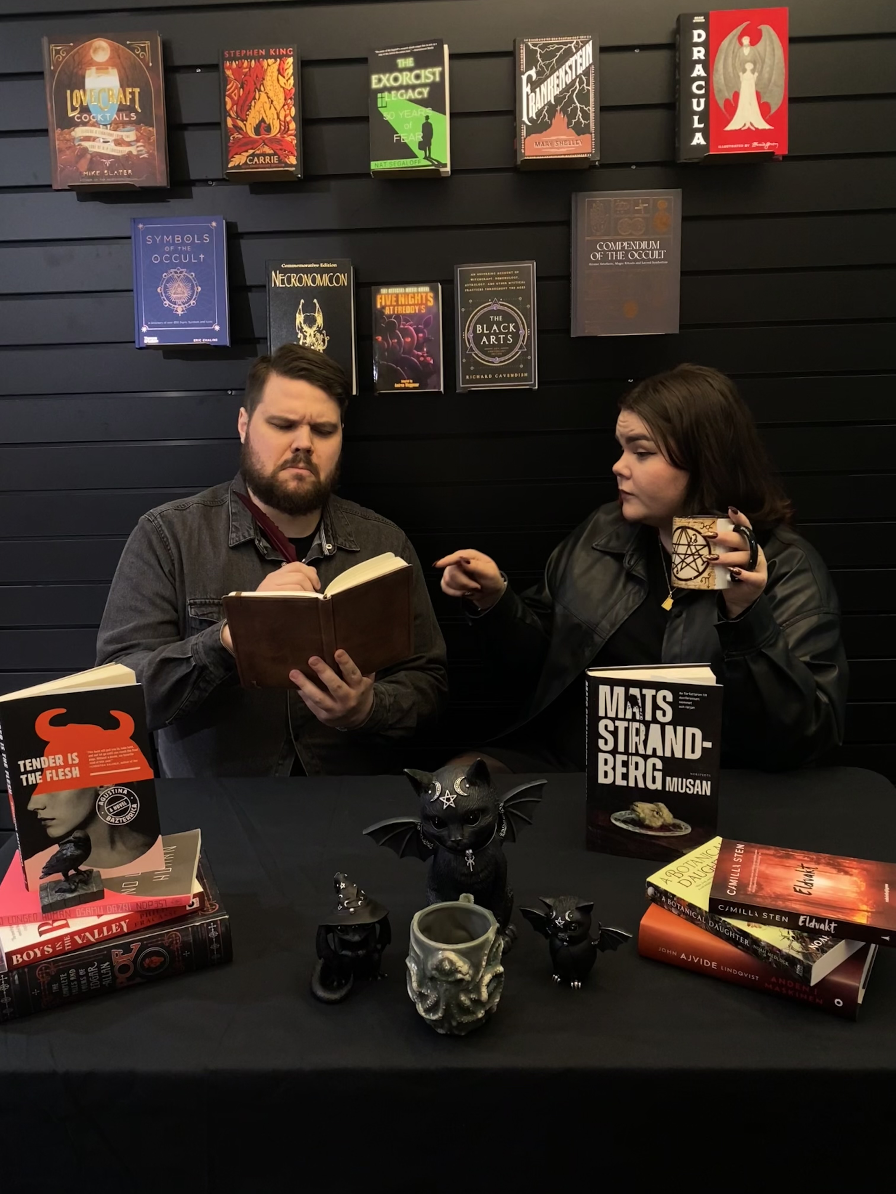 Axel och Tuva från Science Fiction-bokhandeln håller quiz på tema skräck!
