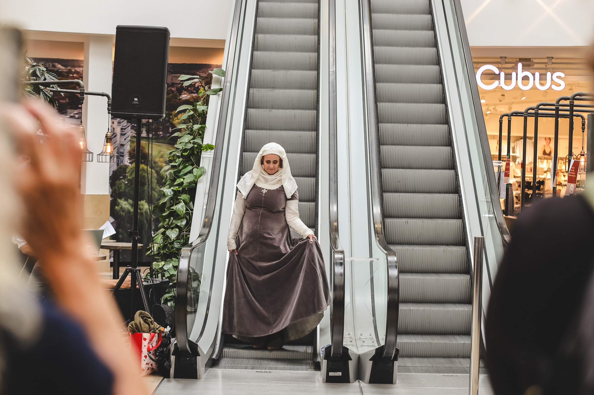 Historisk modevisning i Galleria Gränden under Linköpings Stadsfest 2024.