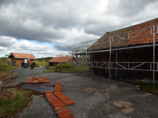 Takkedjan lägger nytt tak till grå ladan på Öna.