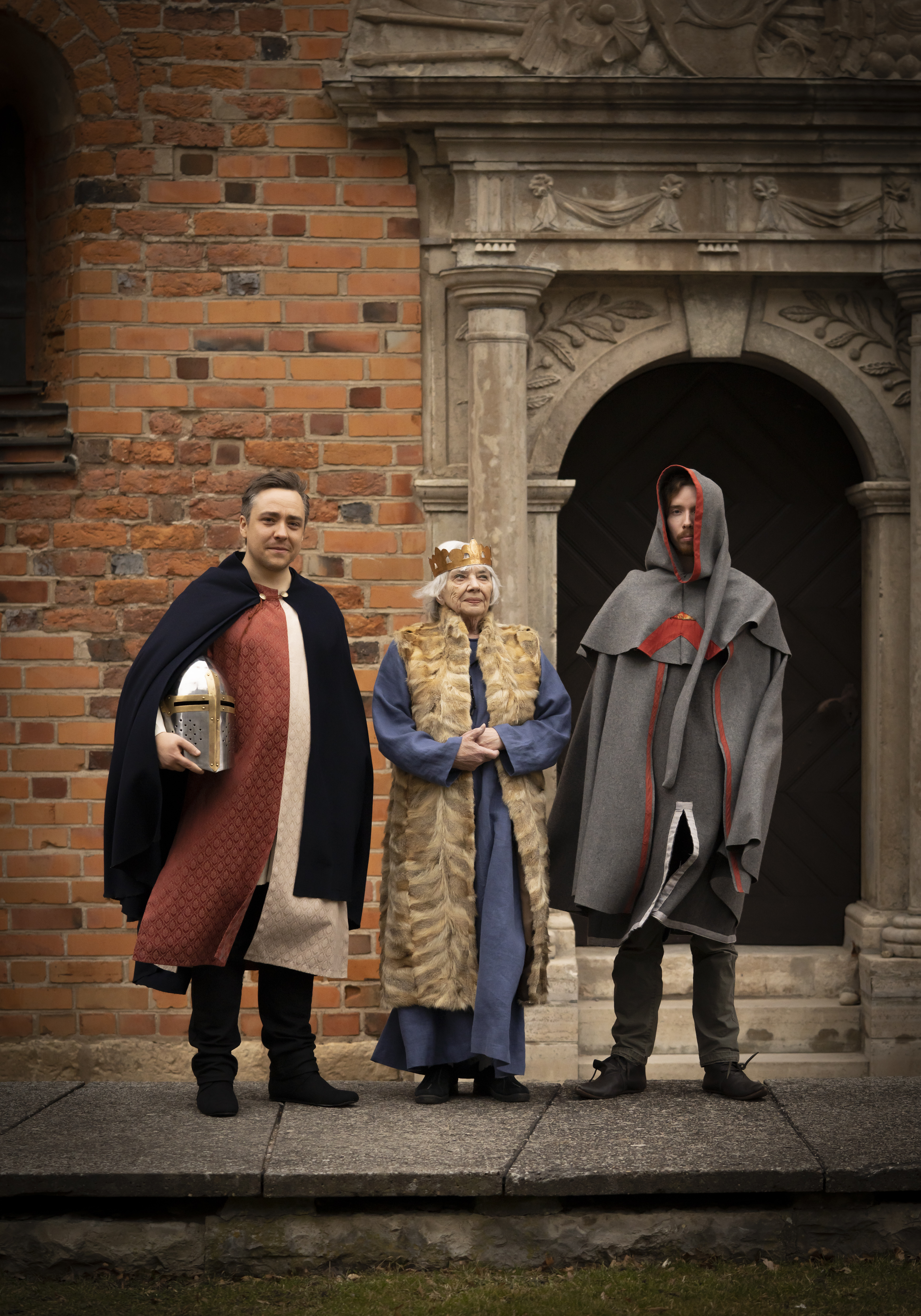 Riddare och drottning utanför Sancta Birgitta Klostermuseum.