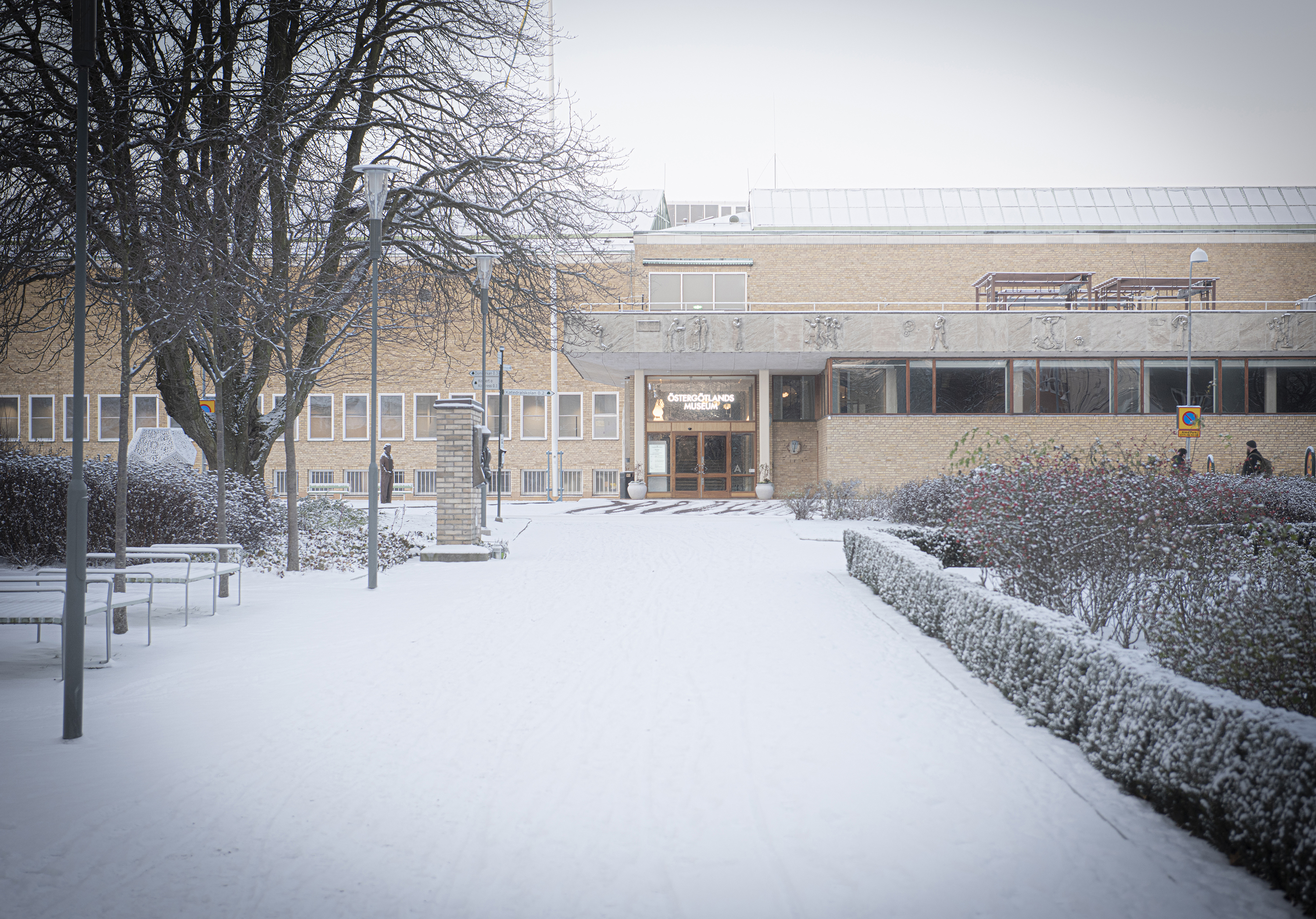 Exteriör vinterbild på Östergötlands museum.