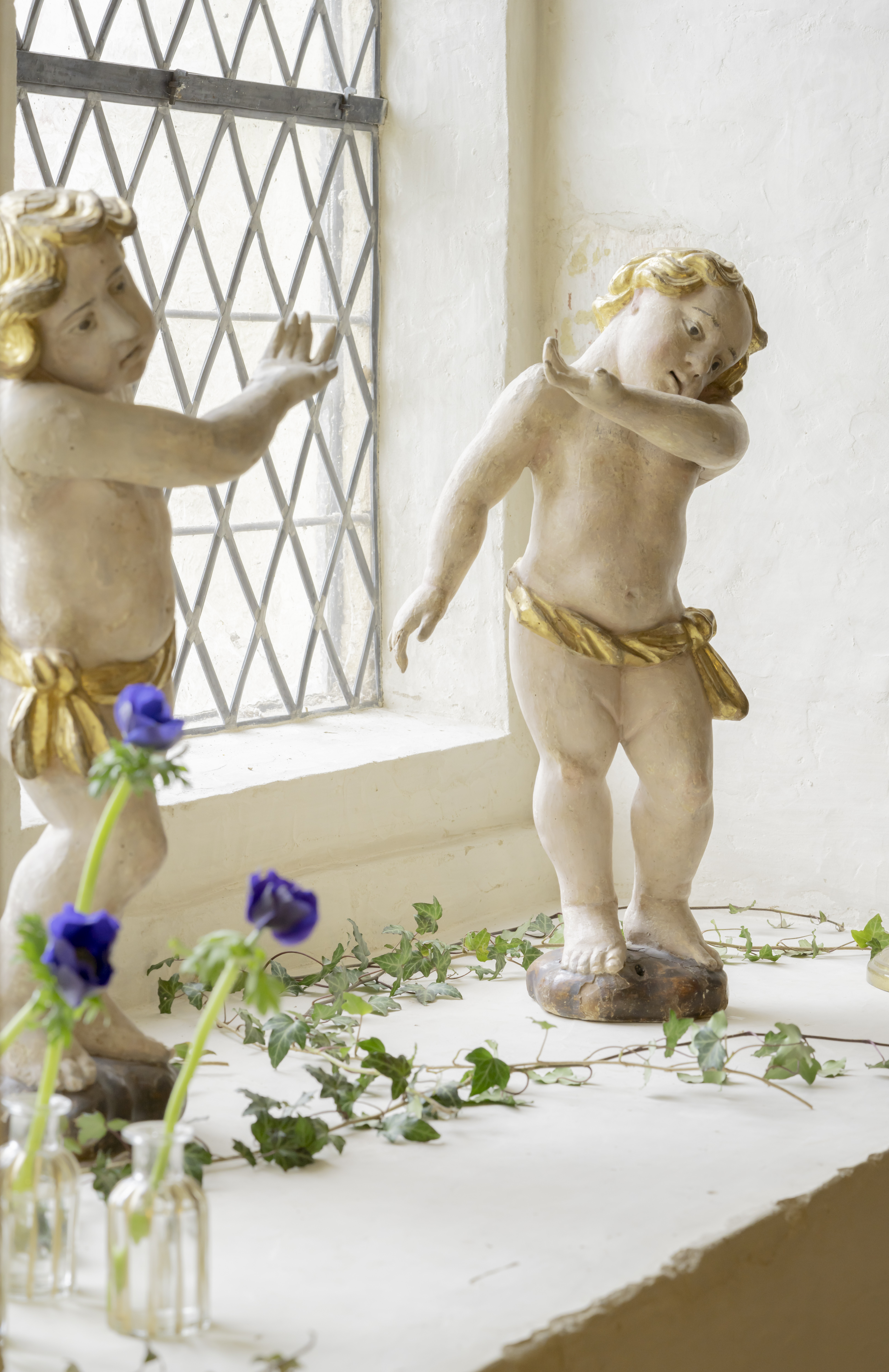 Änglar i fönstret på Sancta Birgitta Klostermuseum.