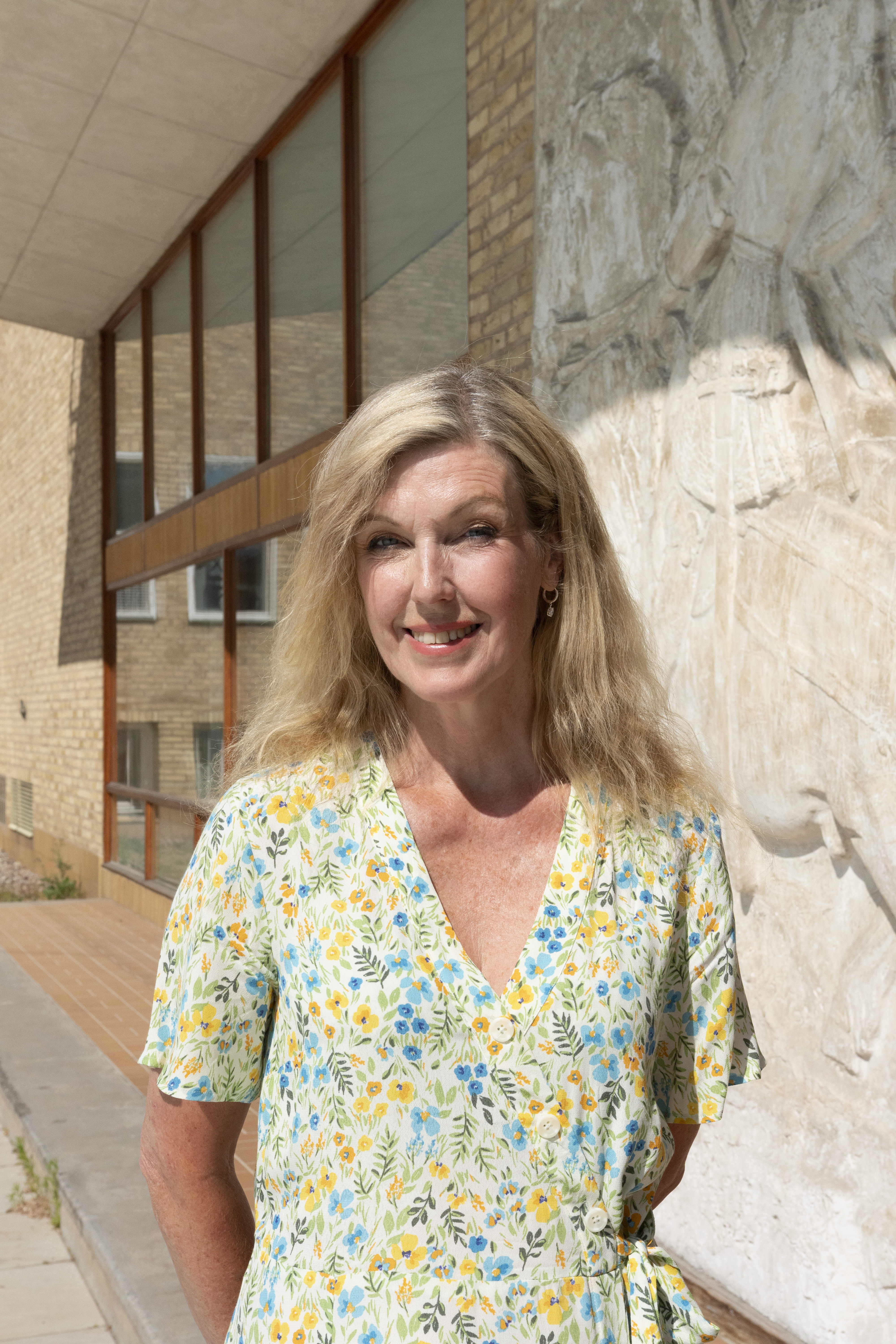 Konstpedagog Åsa Nyberg Botshinda framför museibyggnaden.