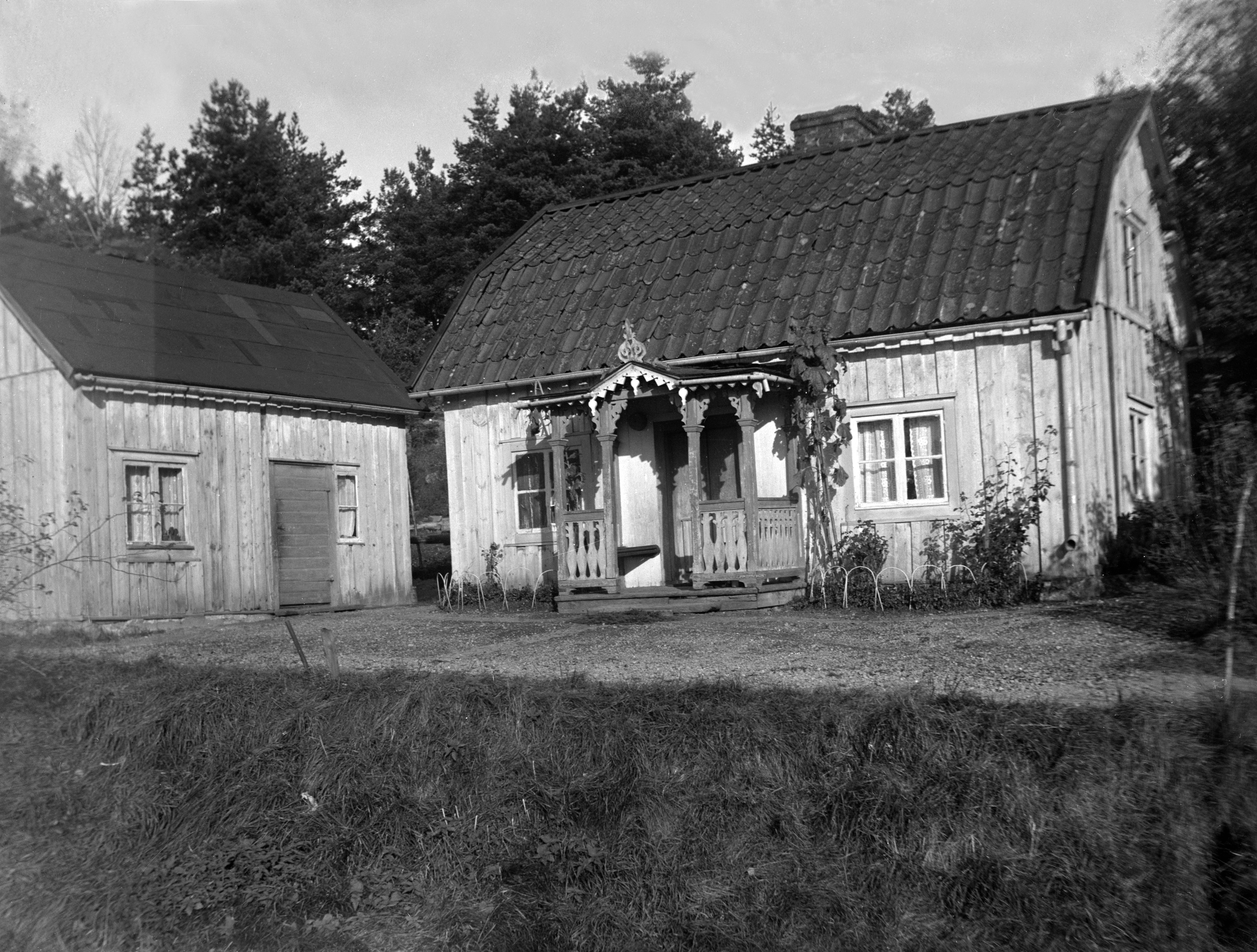 Ett fotografi från 1920-talets Vreta kloster taget av Holger Roos, föreställande hans barndomshem.