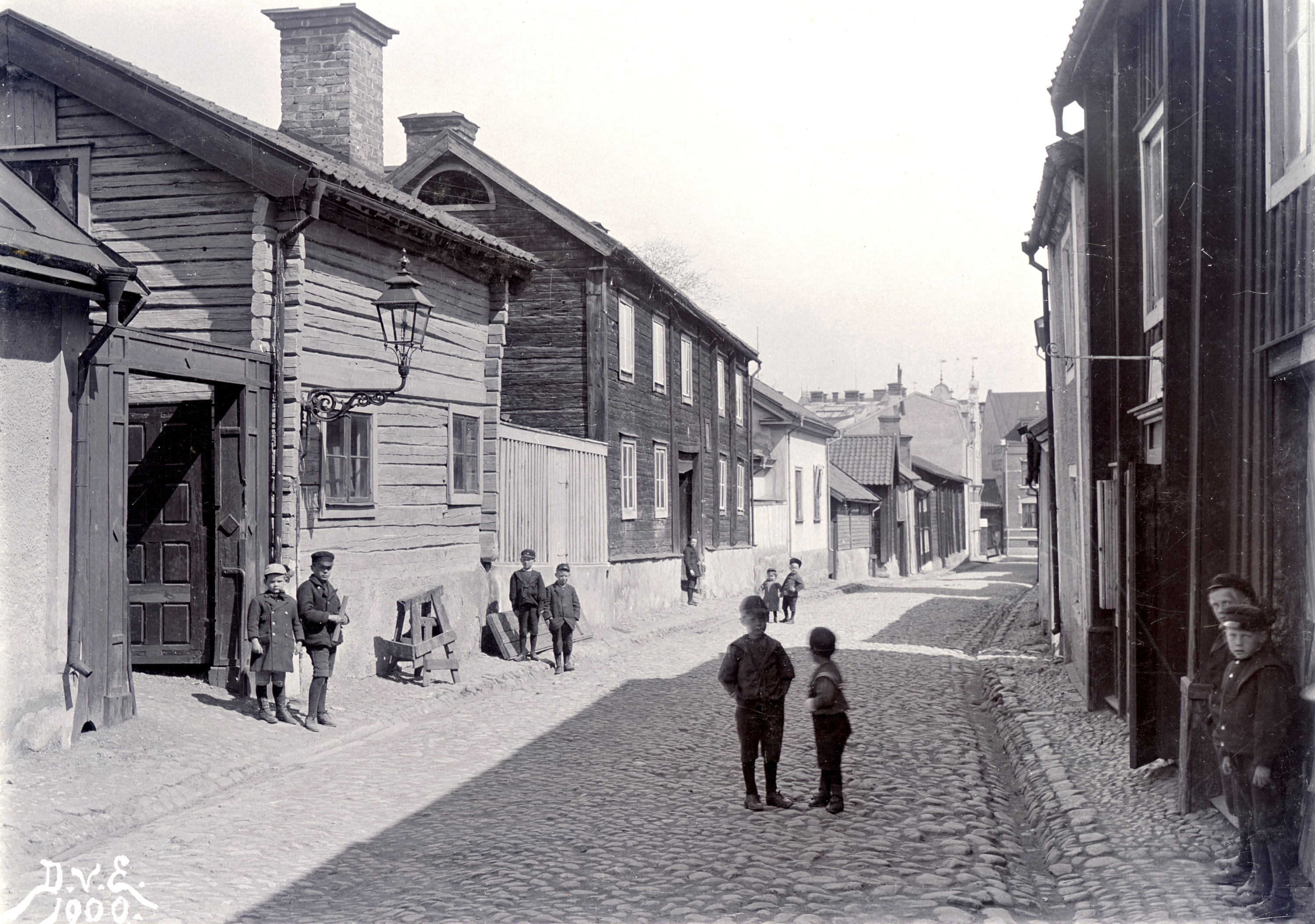 Vy längs Sankt Korsgatan i Linköping år 1900.