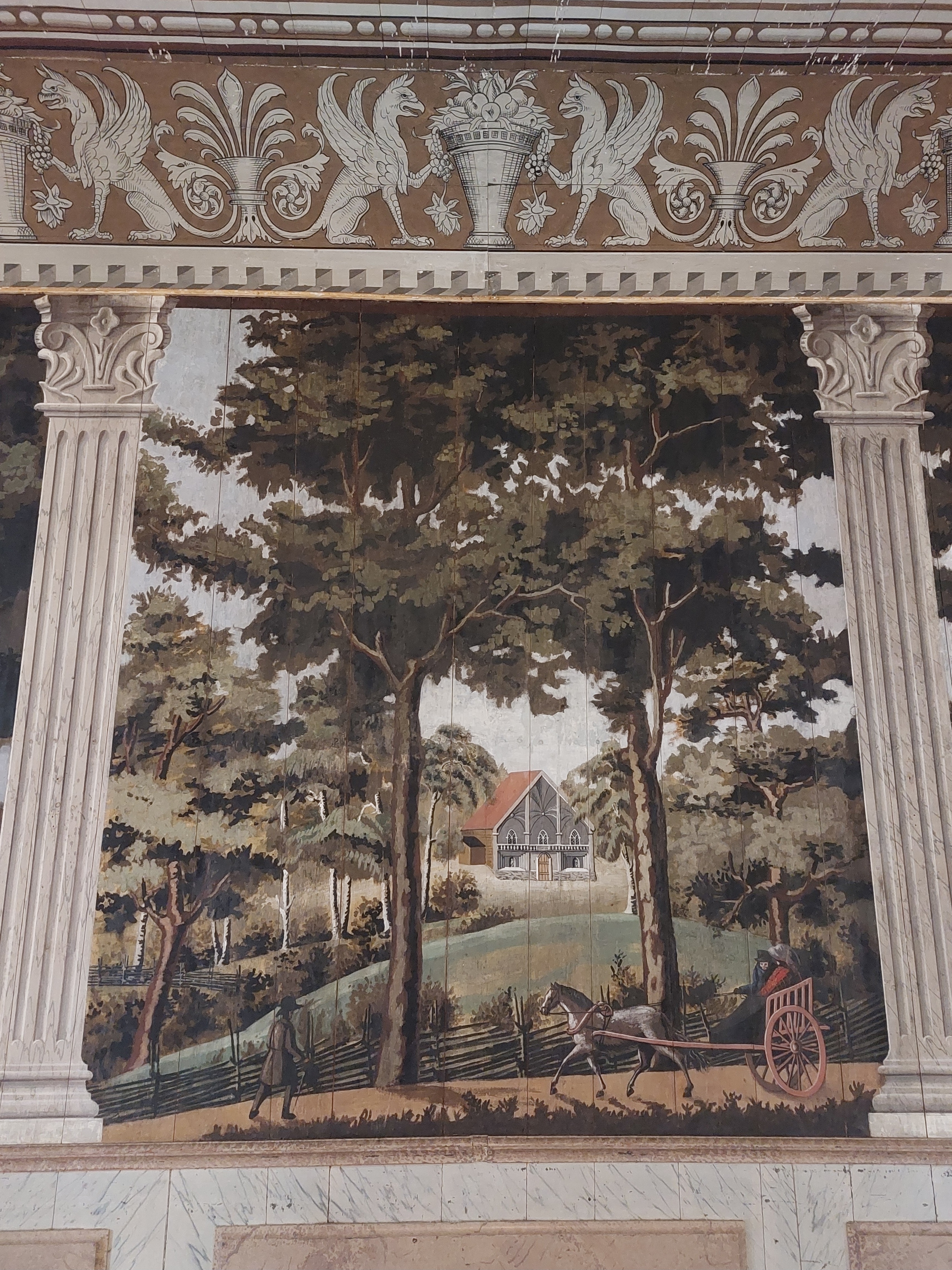 Museets konservatorer arbetar med väggmålningar från 1800-talet i Stora matsalen på Medevi Brunn.