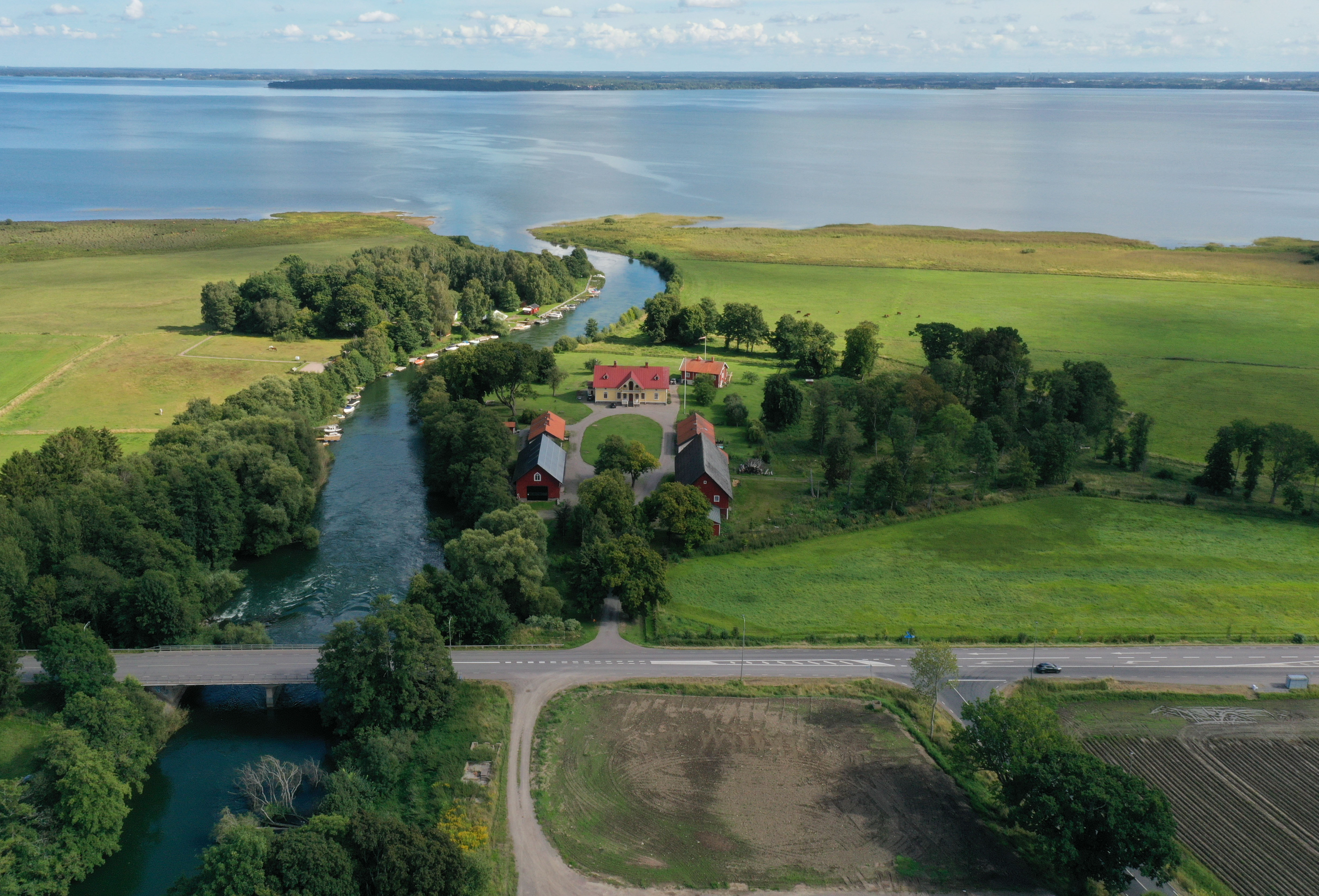 Vy från ovan över Motala Ströms utlopp i Roxen. Platsen för vapengraven vid Kungsbro