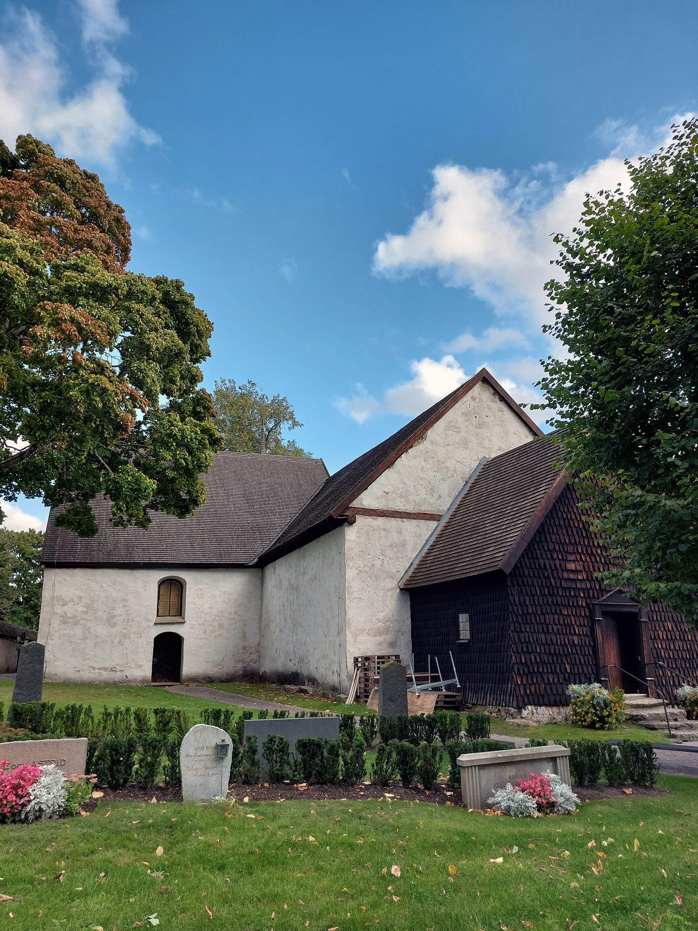 Under hösten 2023 har Östergötlands museums konservatorer arbetat i Risinge gamla kyrka, en 1100-talskyrka med kalkmålningar från början av 1400-talet.