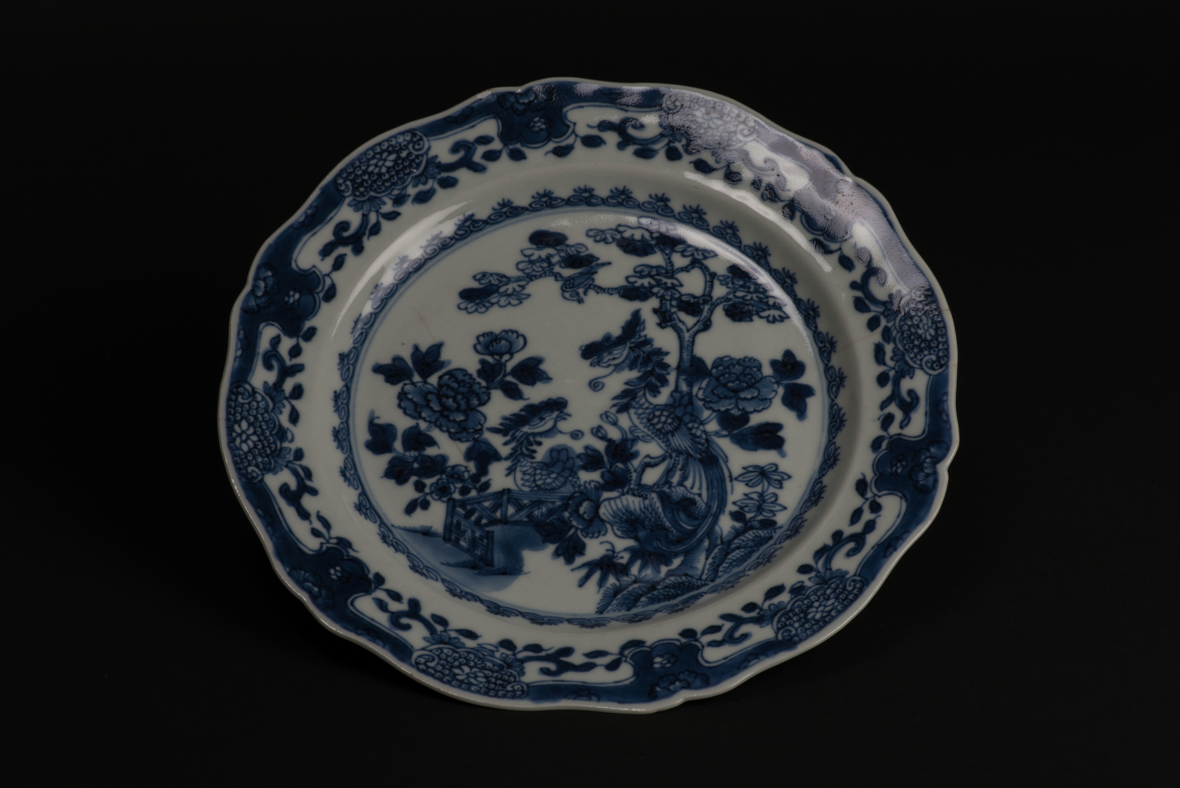 Föremål från utställningen Vägen hit. En av fem tallrikar av porslin, tillverkade i Kina 1736-1795 (Qianlong)