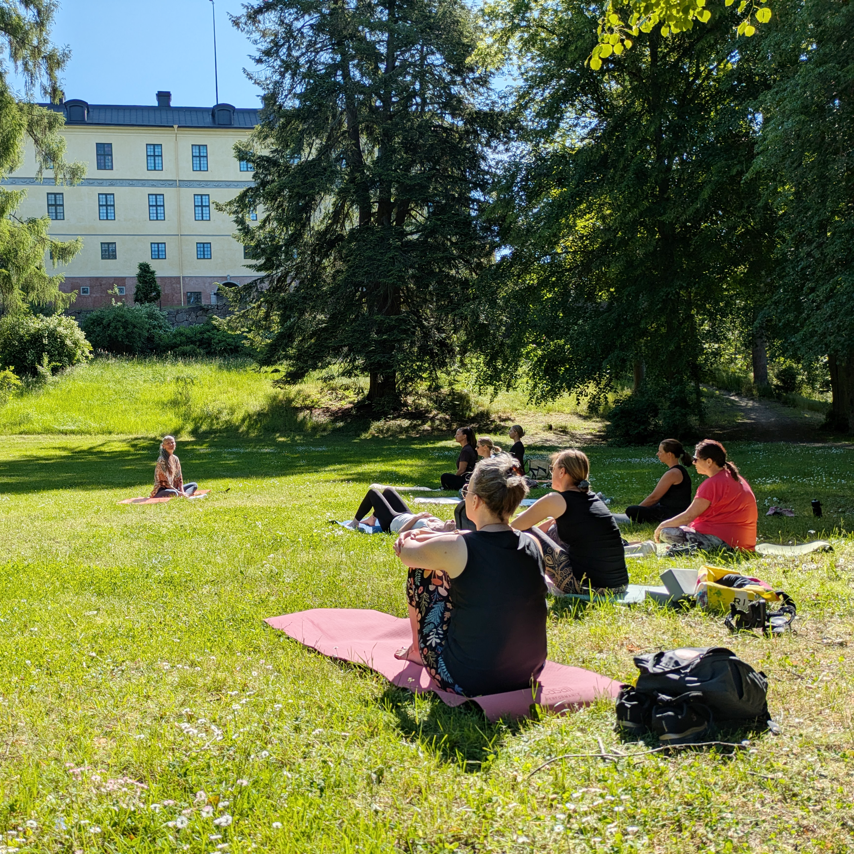 Yogapass i Löfstads slottspark.