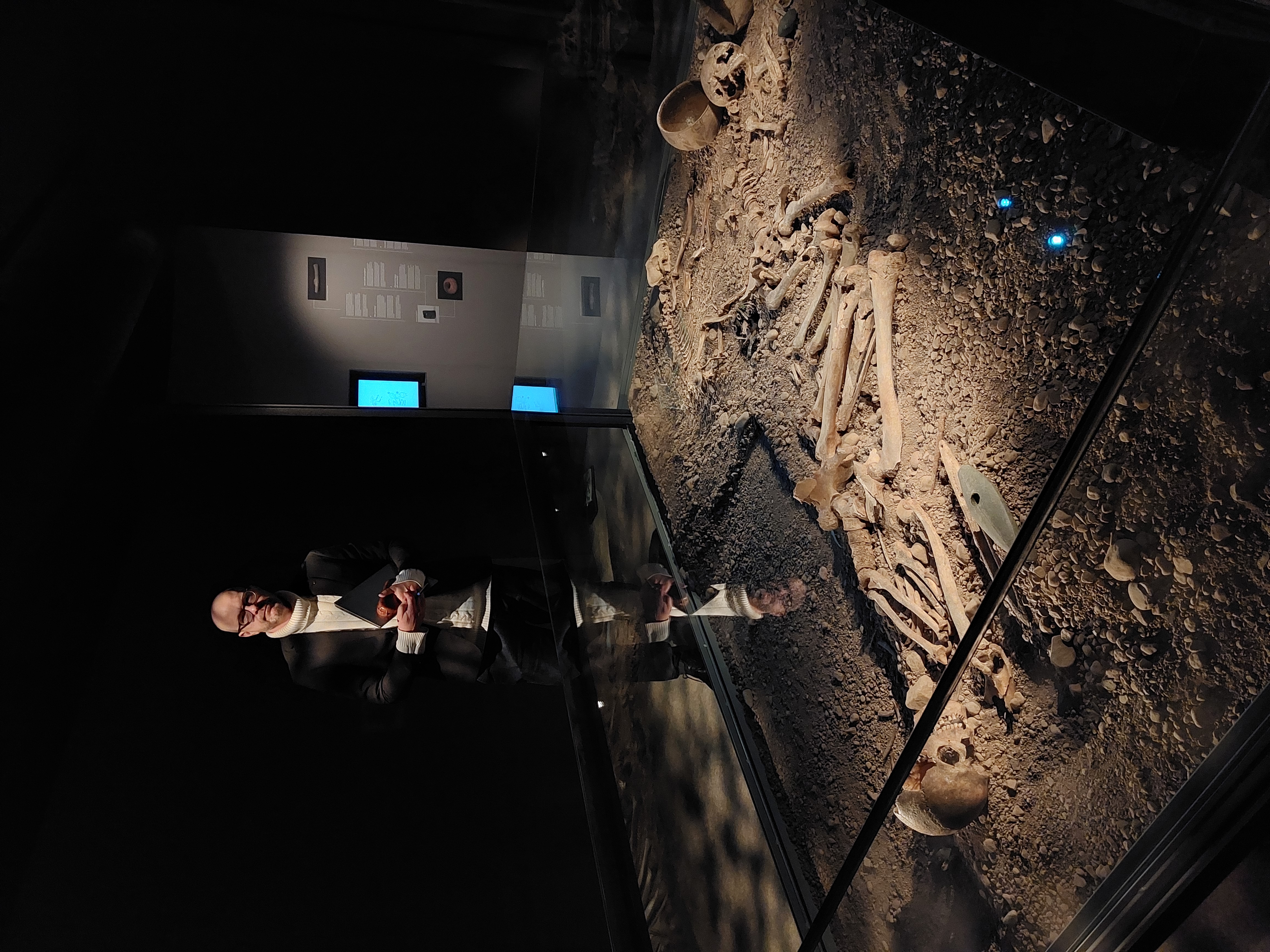 Forskare och arkeolog Per Nilsson vid stenåldersgraven Bergsgraven i utställningen Vägen hit på Östergötlands museum.