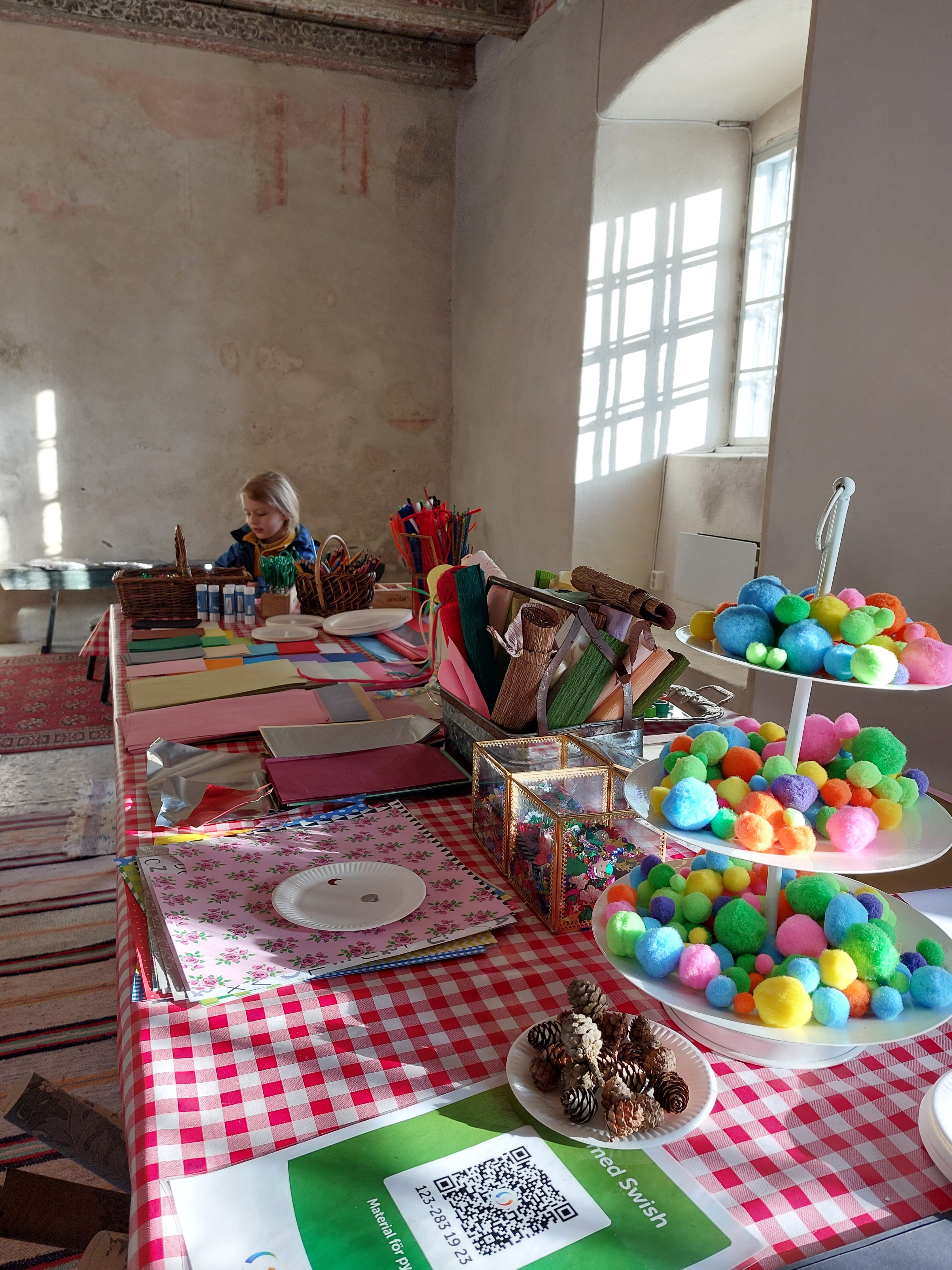 Bild på pyssel och händer