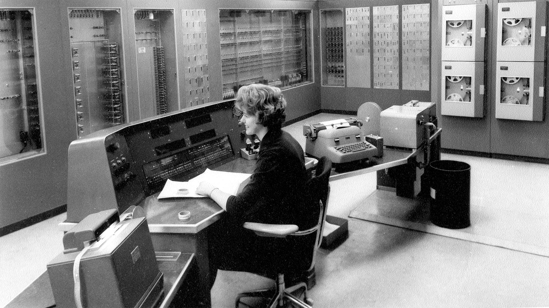 Bild på data-SAABs första dator SARA. Kvinnan på bilden heter Barbro Helmer.