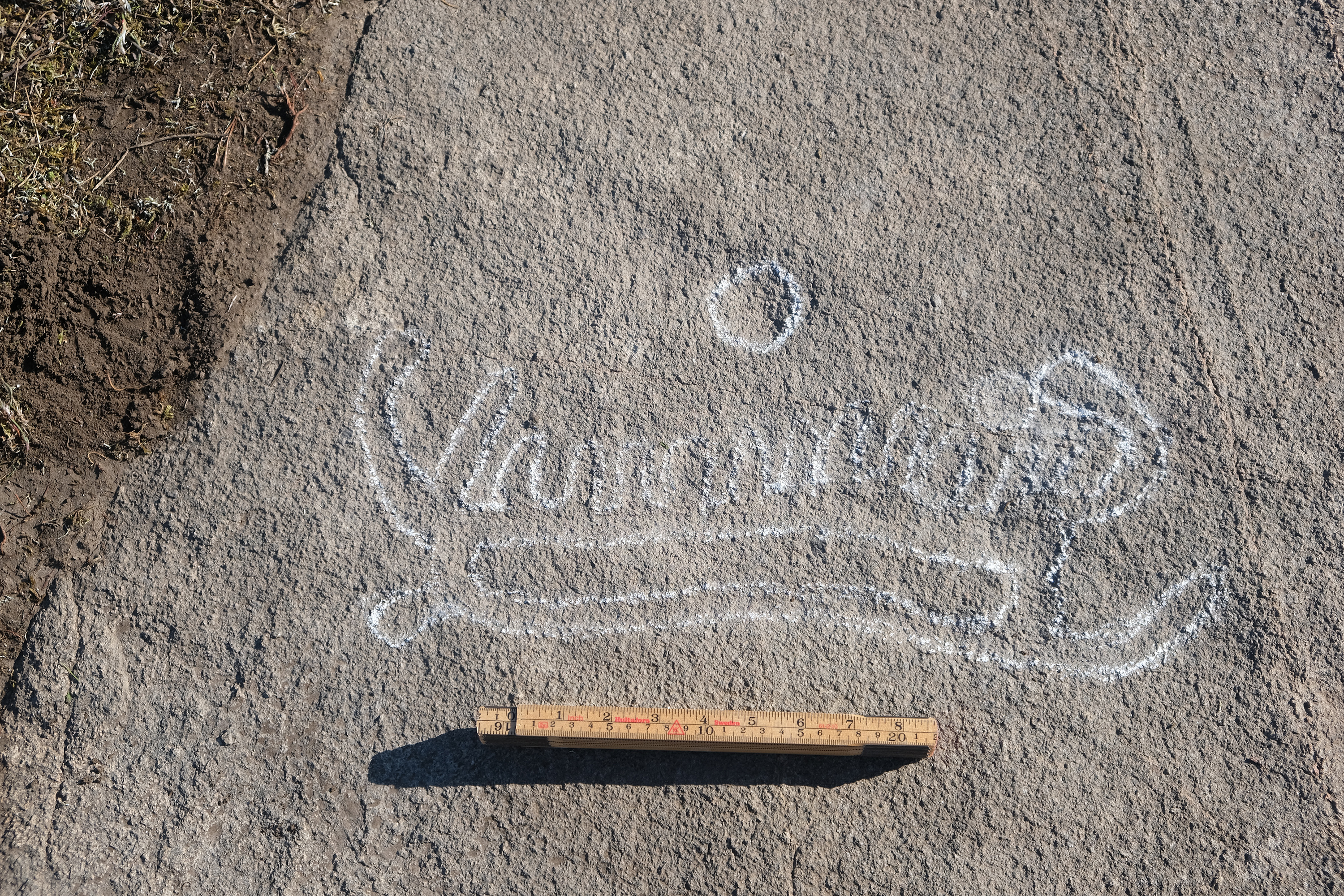 Nyupptäckt hällristning i form av ett skepp. I Staby, strax intill Gärstadverket, i norra Linköping.