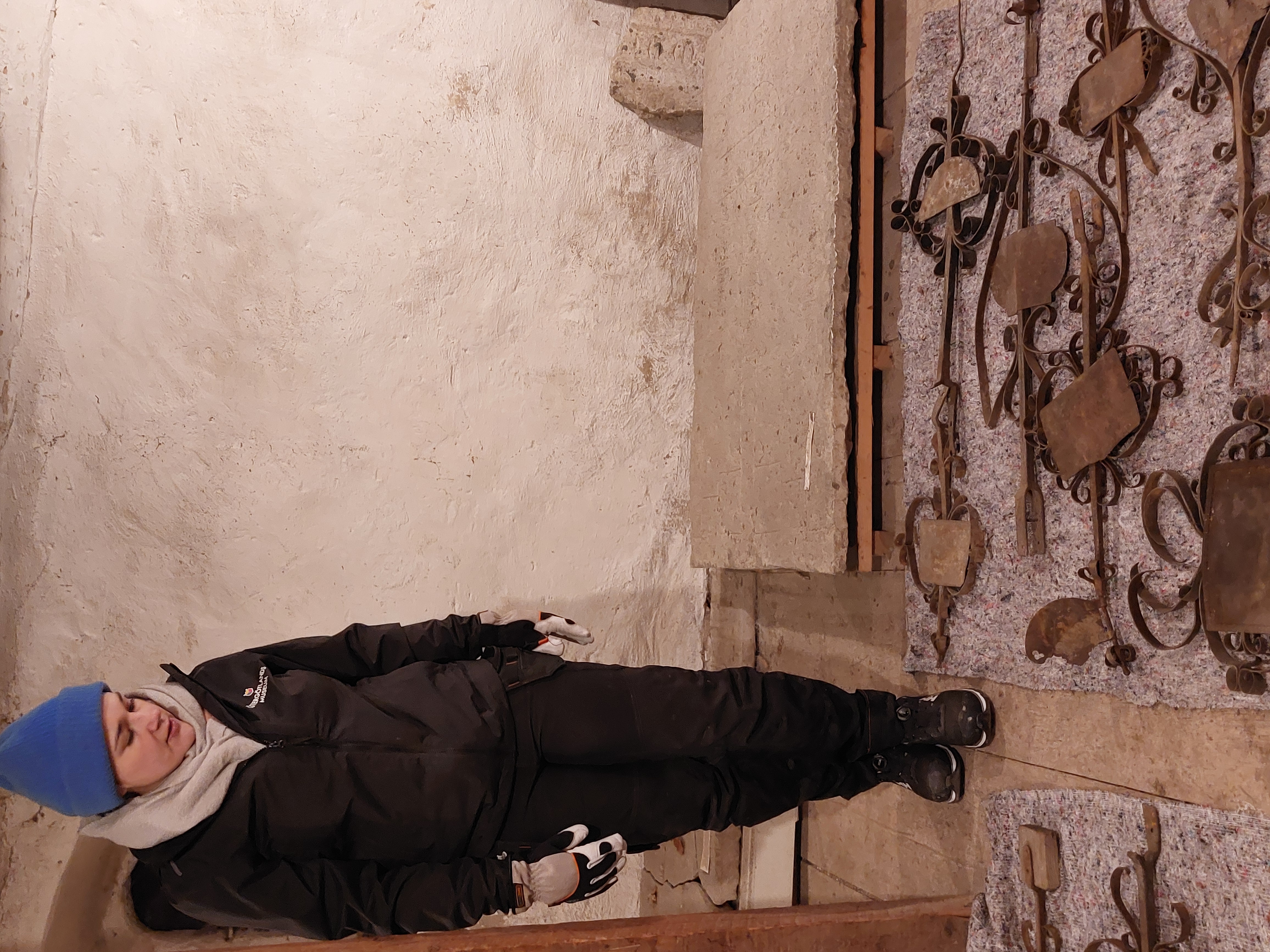 Föremål av sten, trä och järn flyttas från det medeltida stenhuset Rhyzeliusgården i Linköping till ett av museets magasin. Här ses Larissa Borck, enhetschef Samlingar,