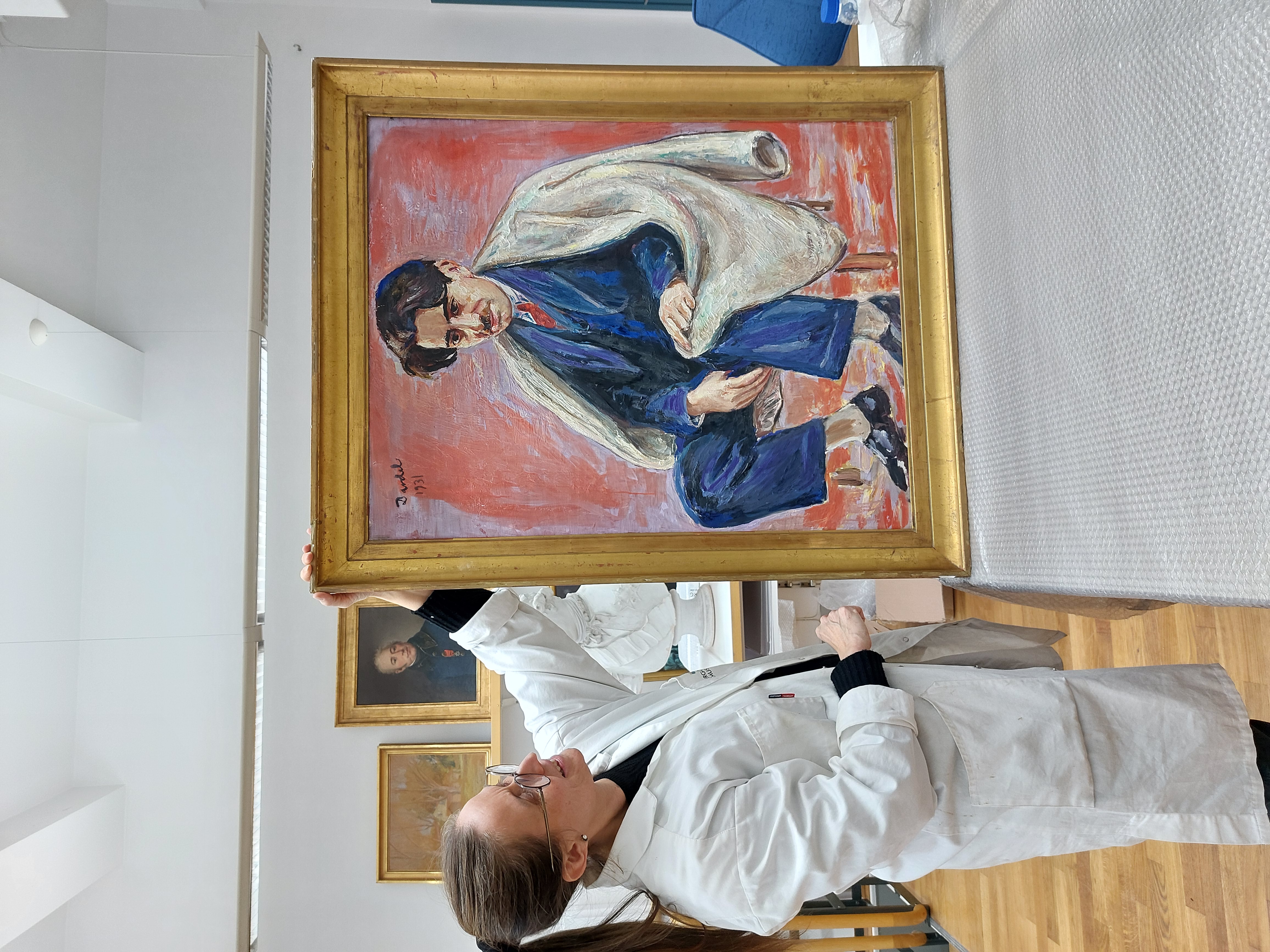 Konservator Johanna Palm-Avis med Nils Dardels målning av Georges Papazoff.