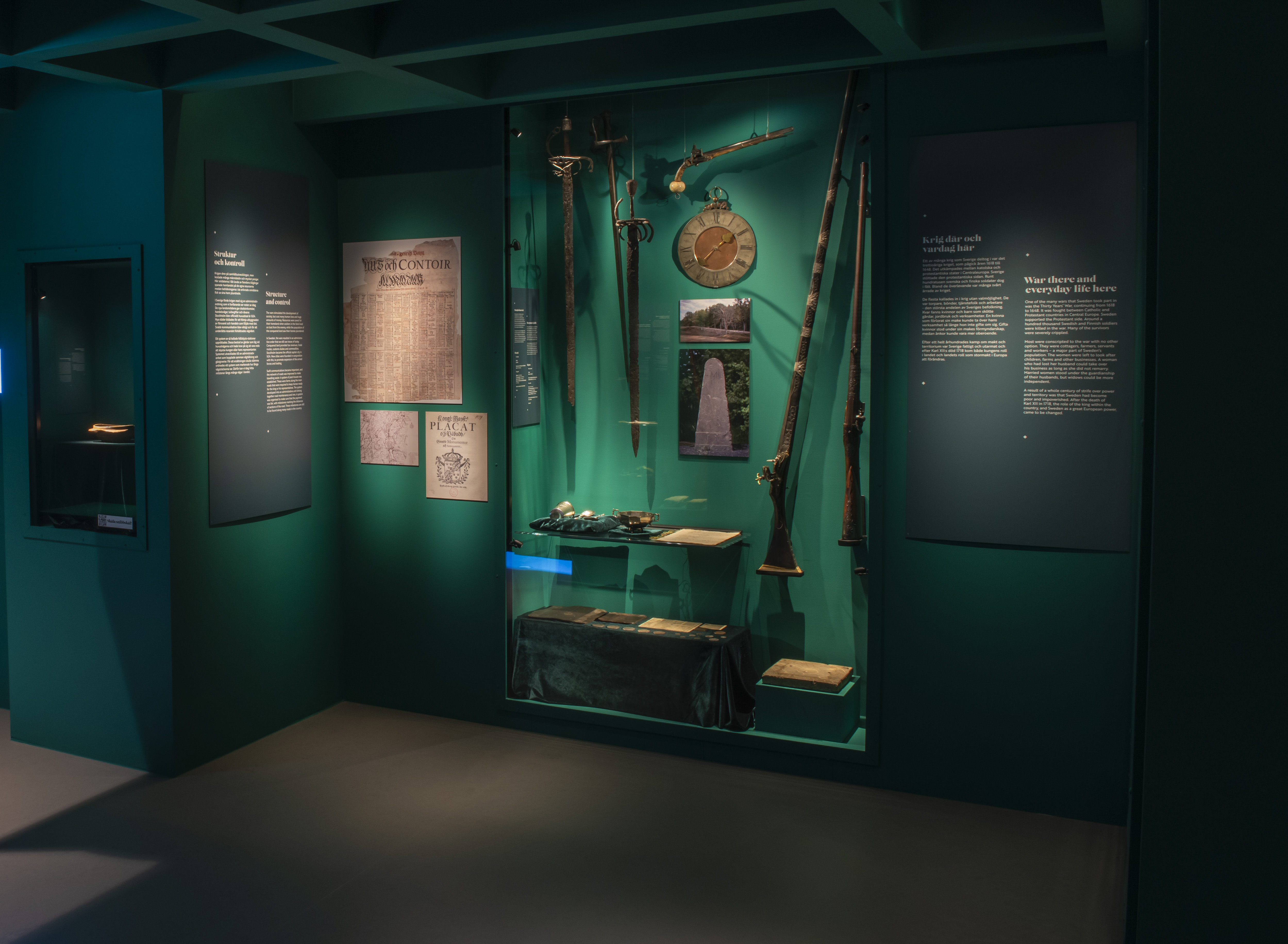 Montrar,  med bland annat vapen, och textskyltar.
