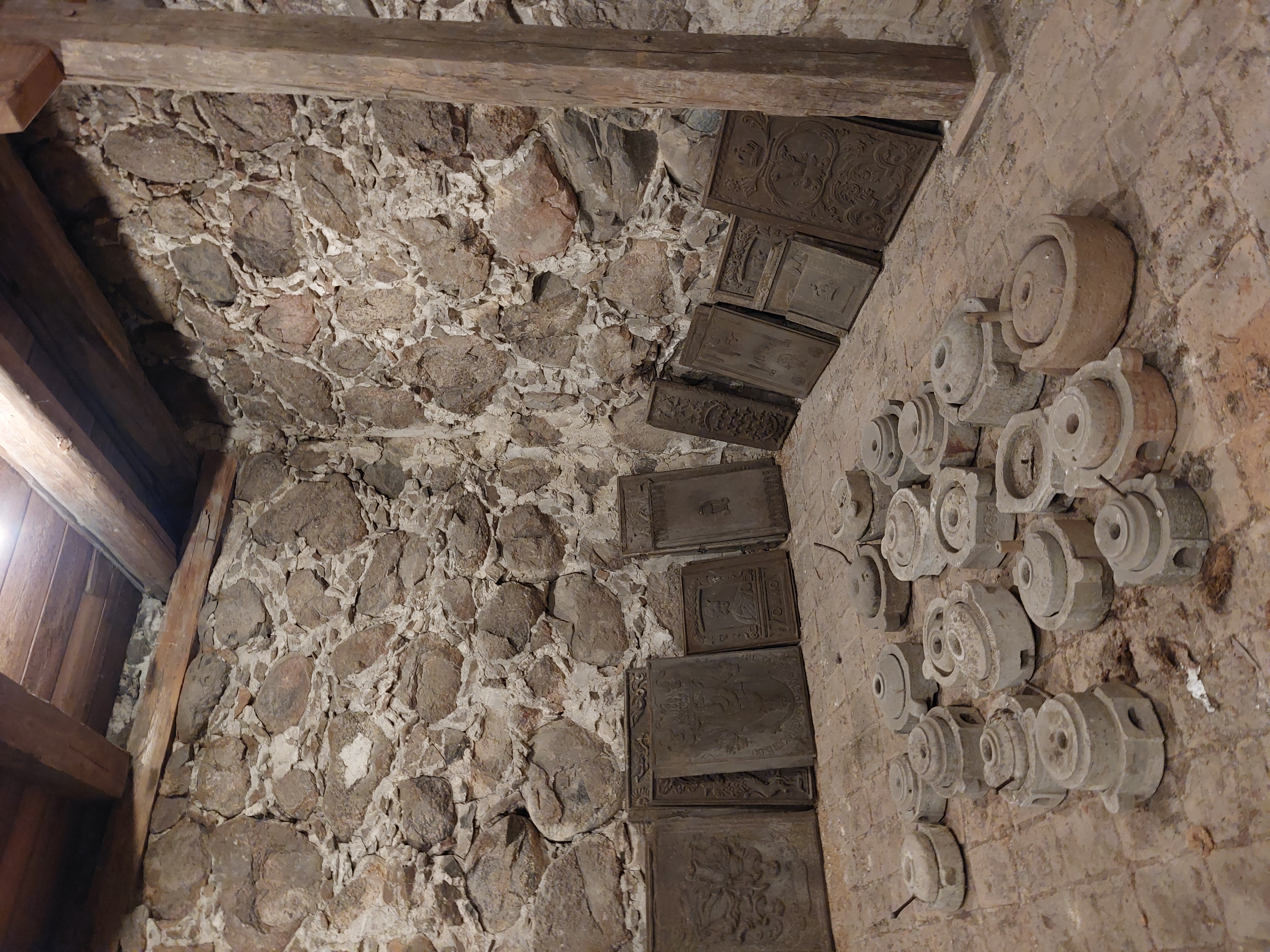 Föremål av sten, trä och järn flyttas från det medeltida stenhuset Rhyzeliusgården i Linköping till ett av museets magasin.