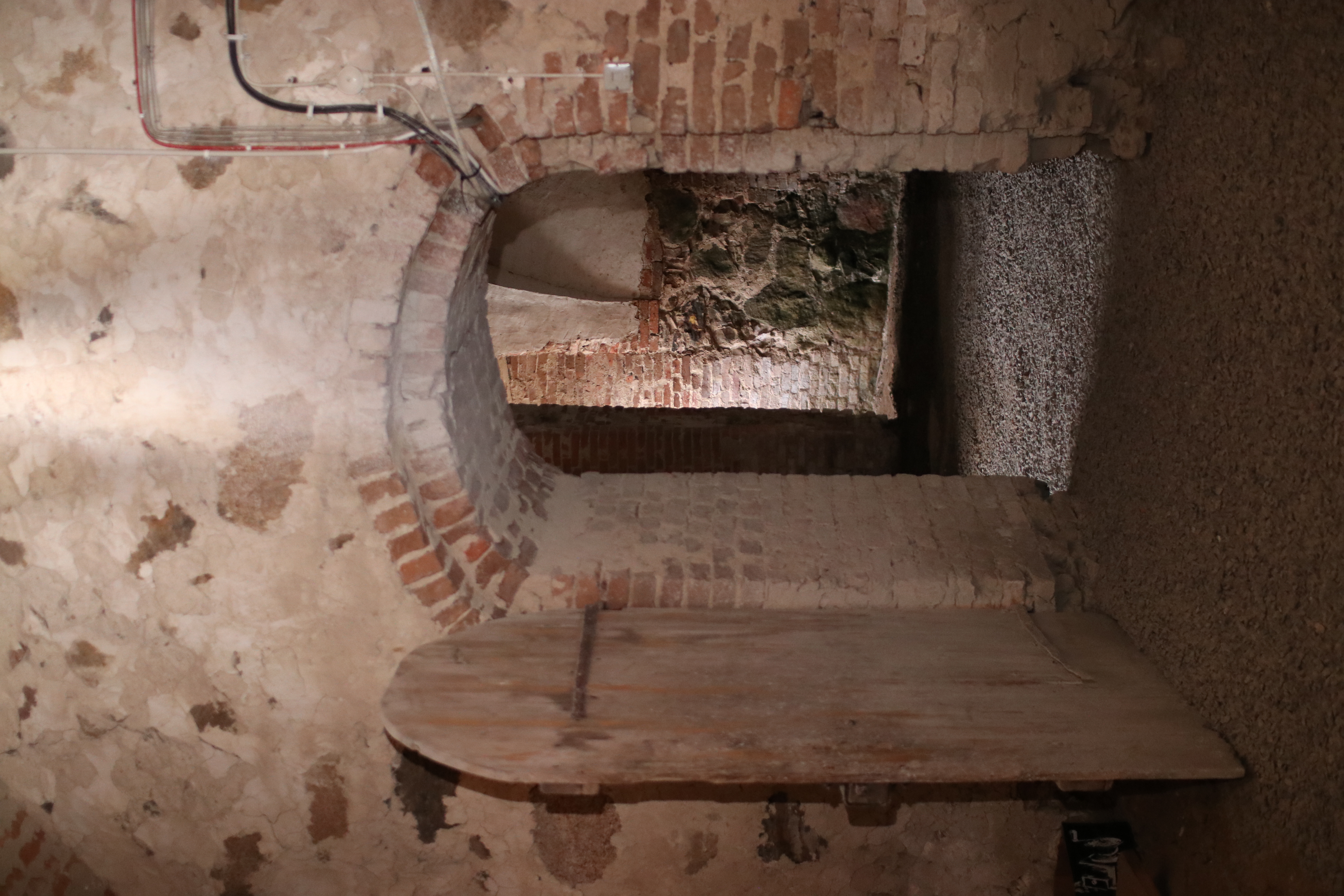 Bild på port i källaren på Löfstad