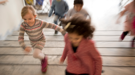 Barn som springer i trappa