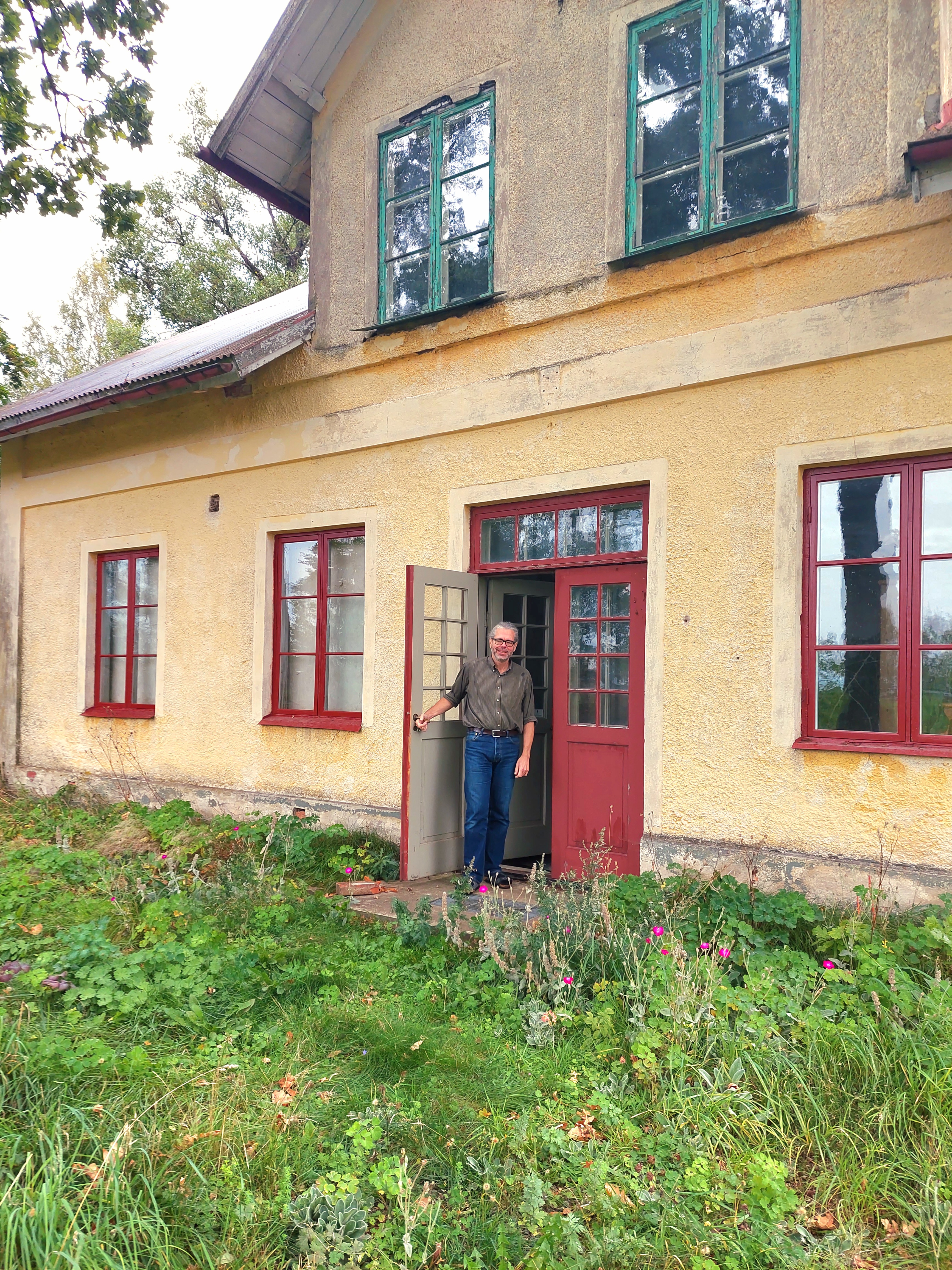 Yrkeshandvävaren Hans Thomsson har fått i uppdrag att återskapa matsalsduken till Löfstad slott. Här ses han utanför det gamla mejeriet som han bor och arbetar i.