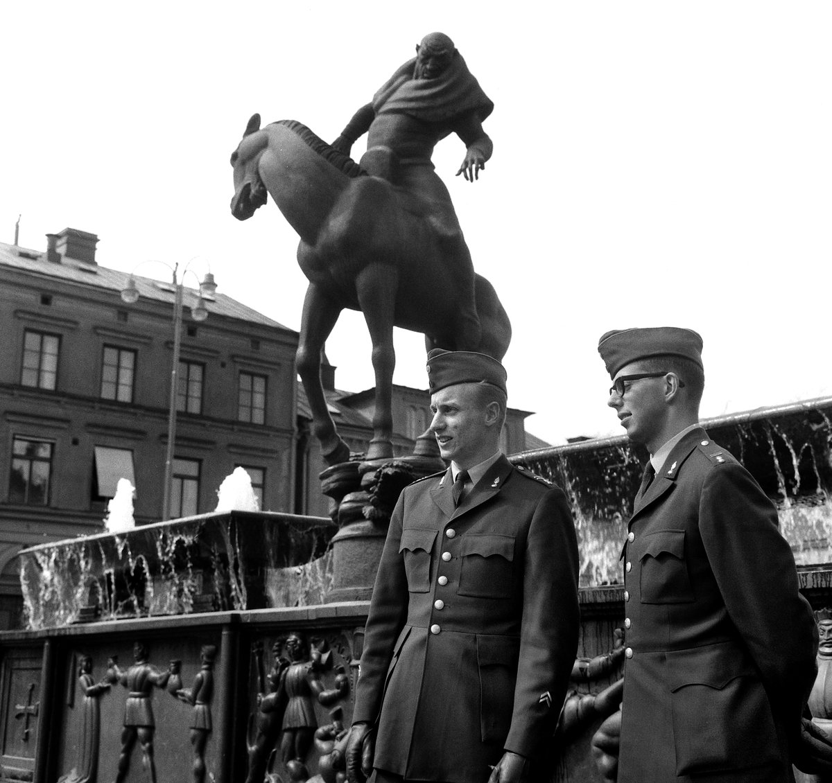 Soldater på Stora torget i Linköping. Genom fotografens liggare får vi veta att bilden var ämnad till en broschyr om regementet A 1 i Linköping.