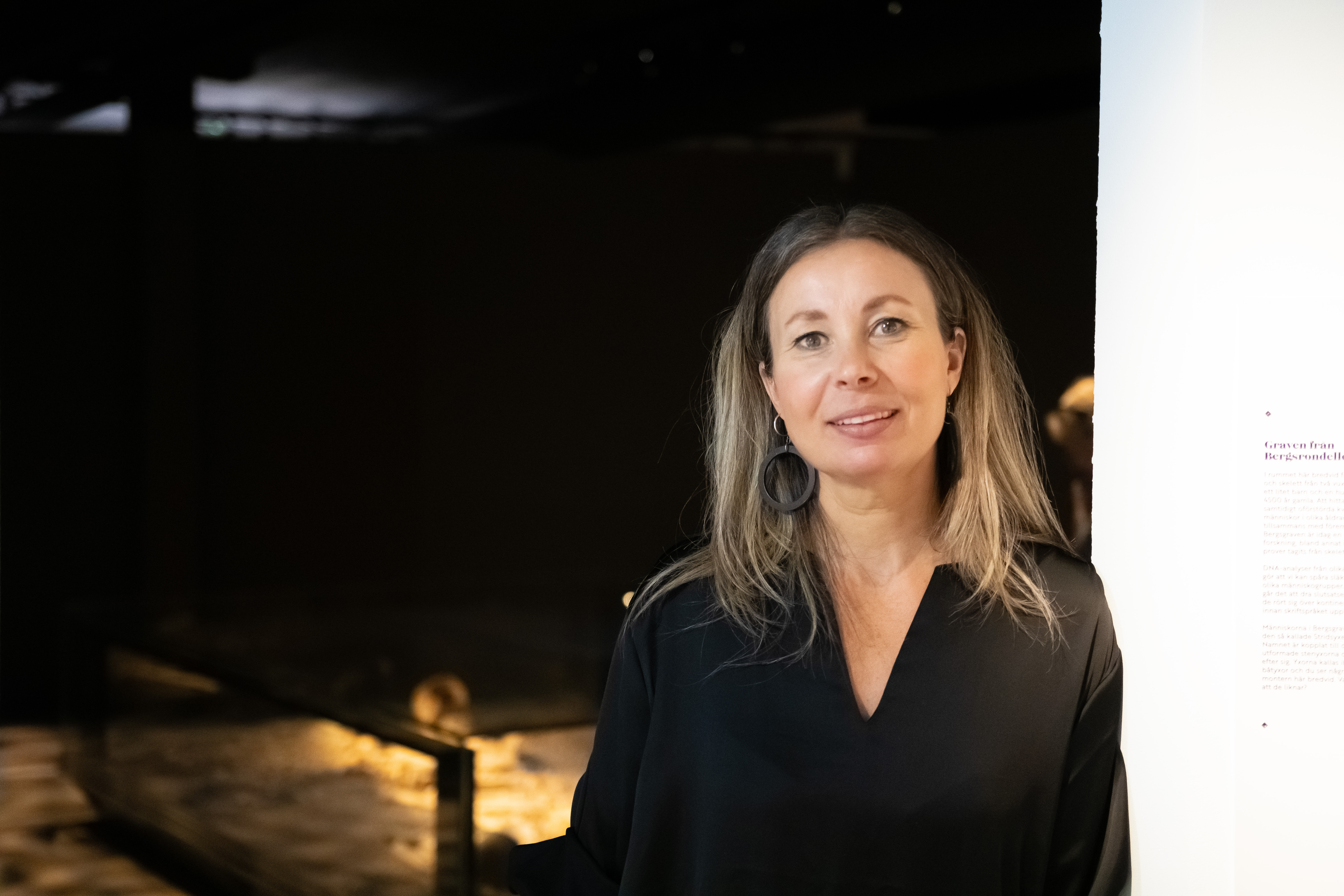 Museipedagog Caroline Morgansdotter Blomsten framför Bergsgraven.