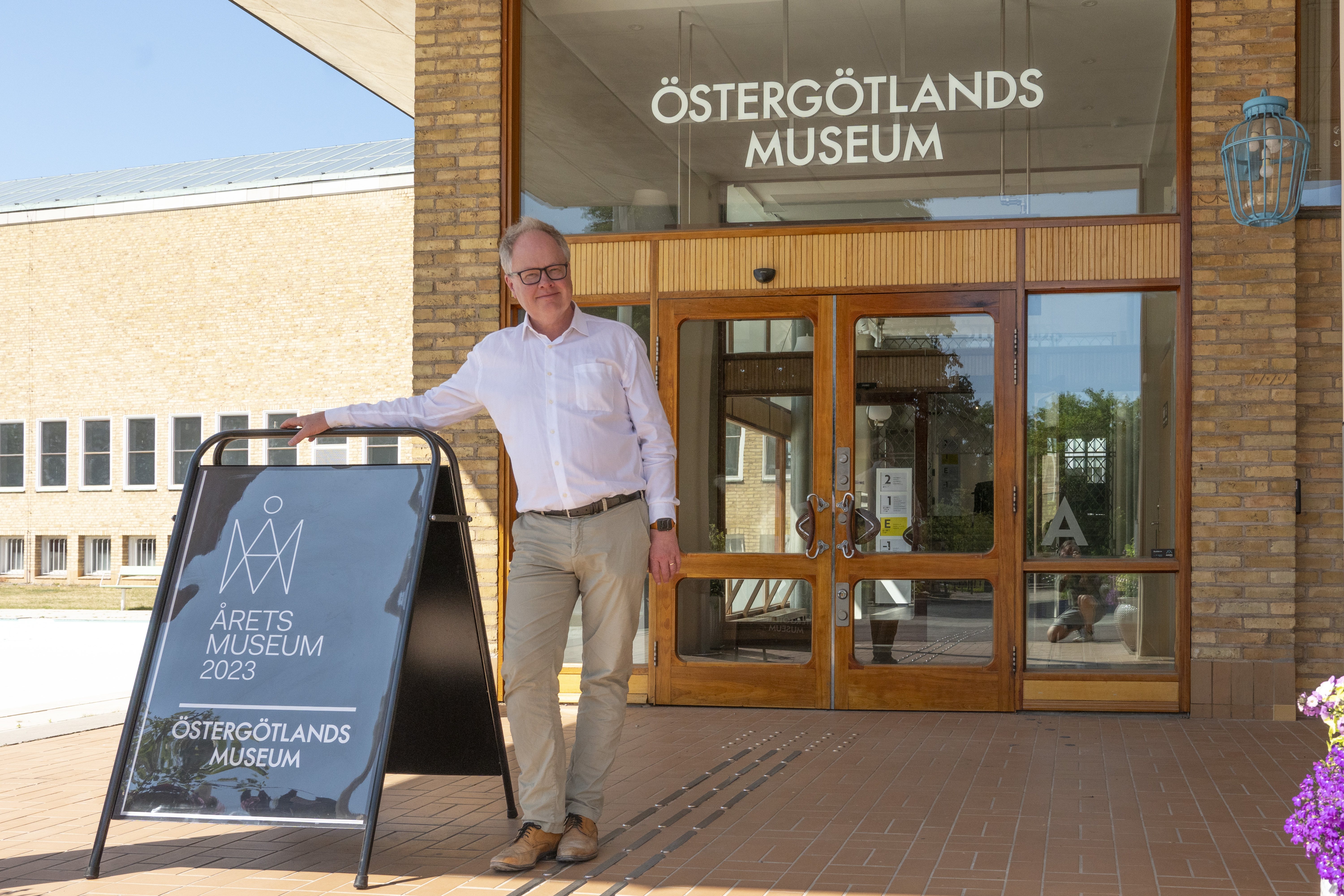 Museichef Olof Hermelin utanför entrén till Östergötlands museum.