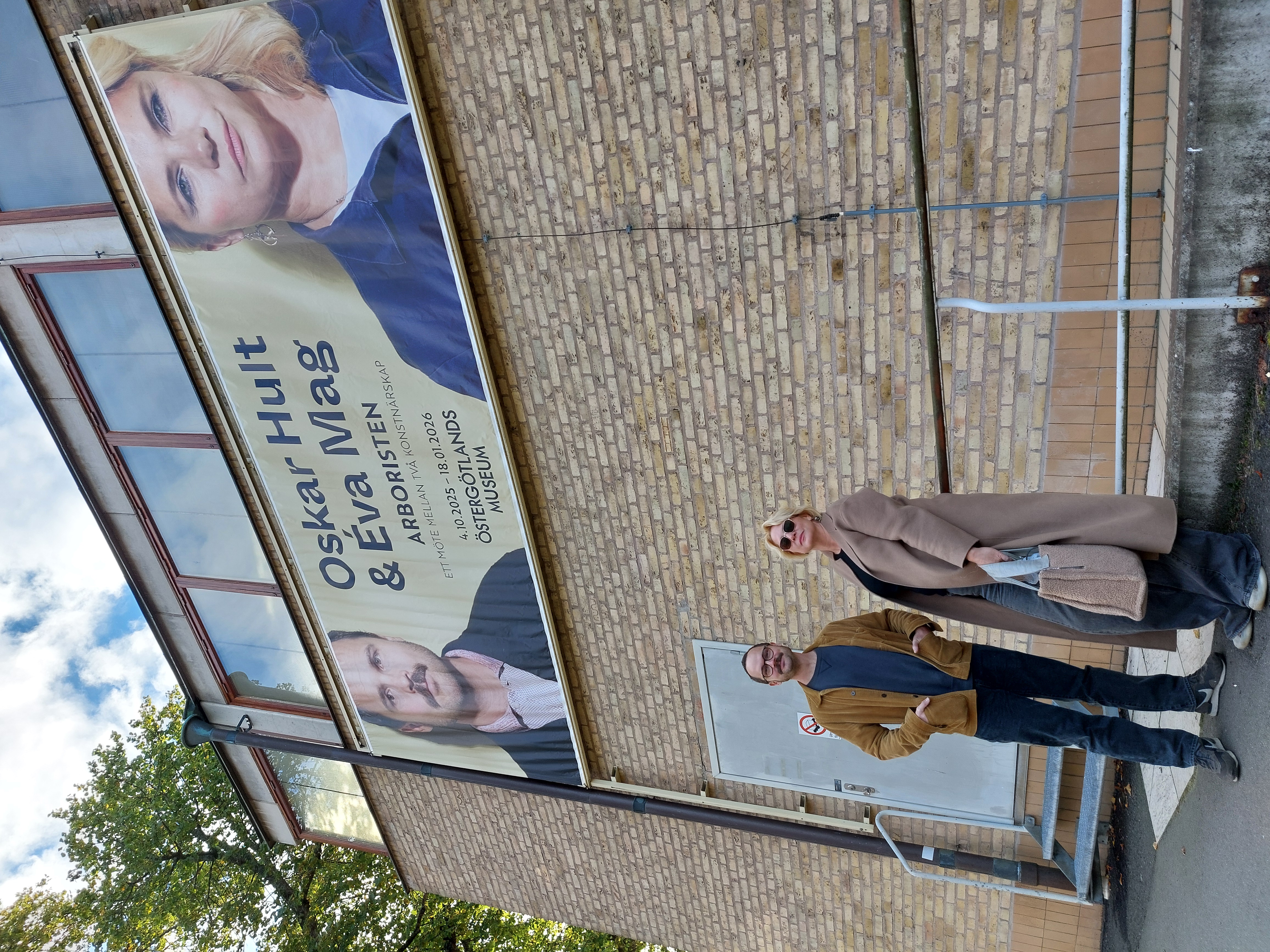 Konstnärerna Oskar Hult och Éva Mag framför Östergötlands museum.