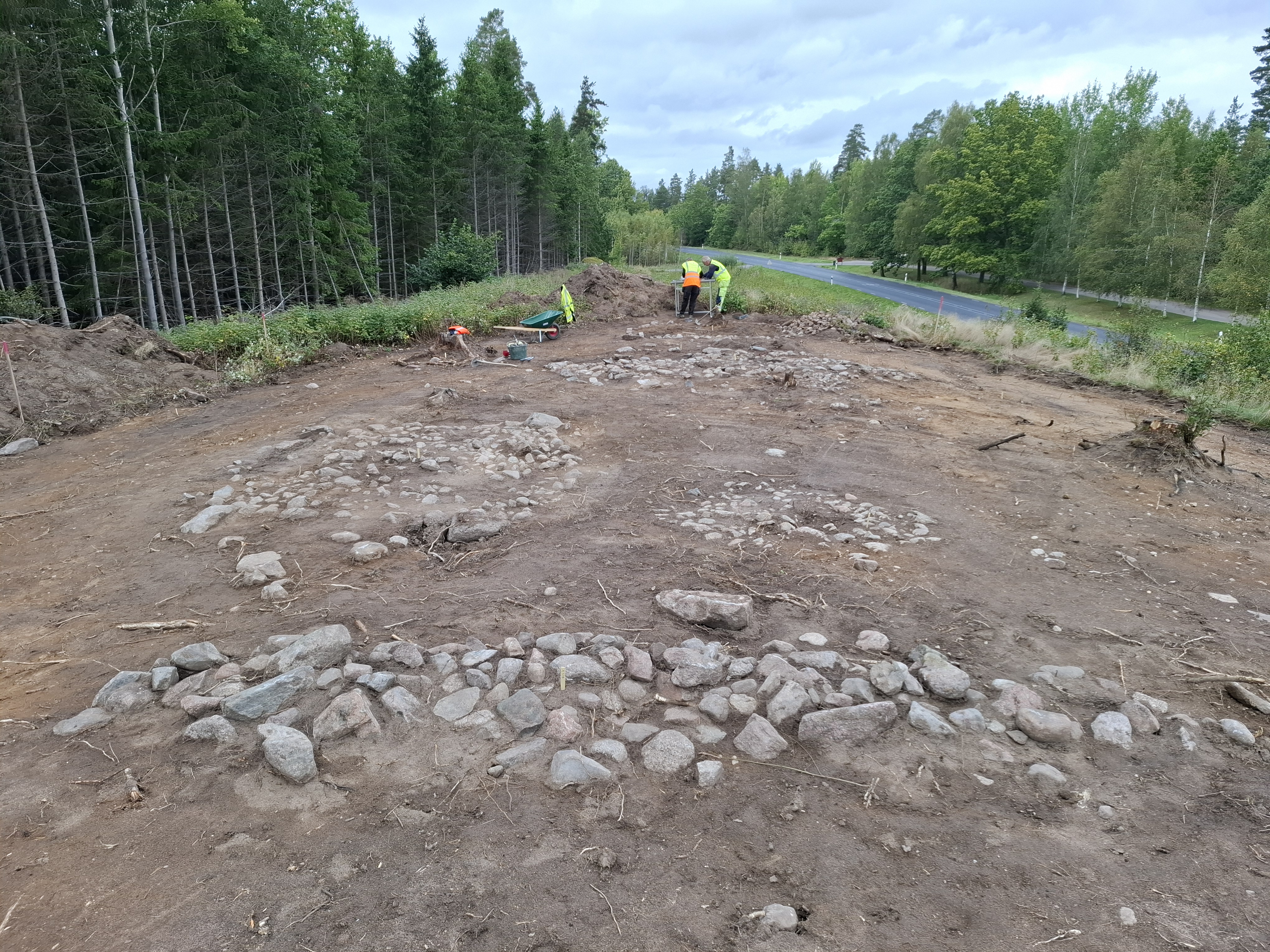 Arkeologer från museet gräver i Grebo, mellan Linköping och Åtvidaberg, inför ombyggnaden av riksväg 35.