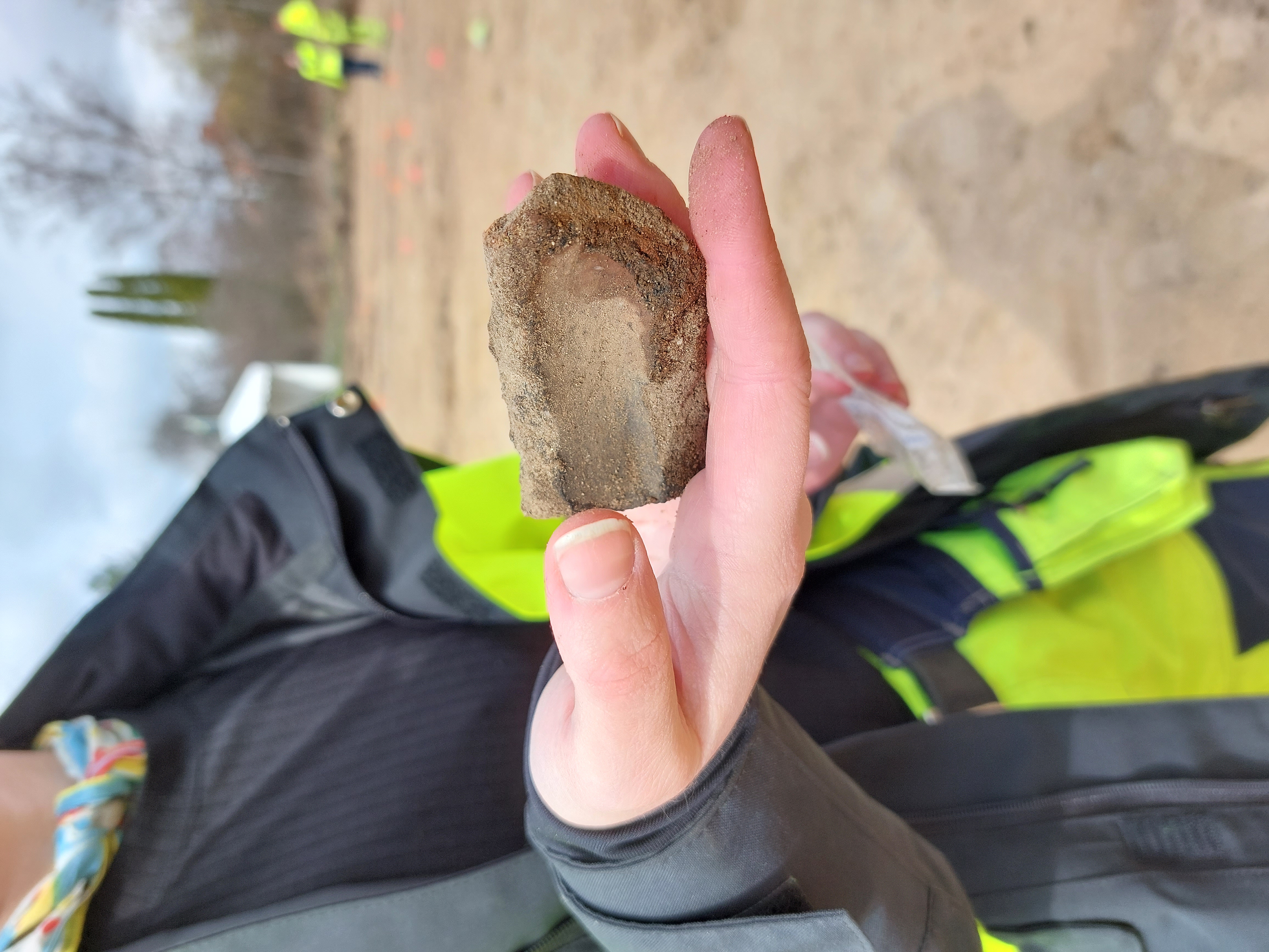 Arkeologisk undersökning i Pryssgården. Arkeolog Angelica Larsson visar keramik som hon hittat och som troligen är från bronsåldern.