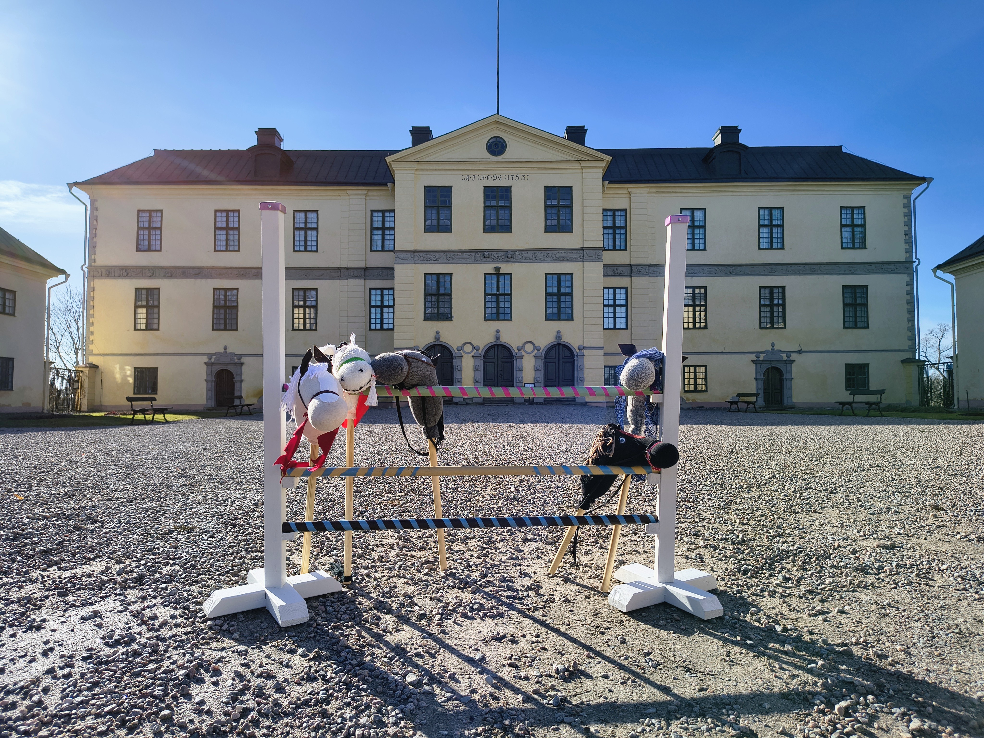 Käpphästar utanför Löfstad slott.