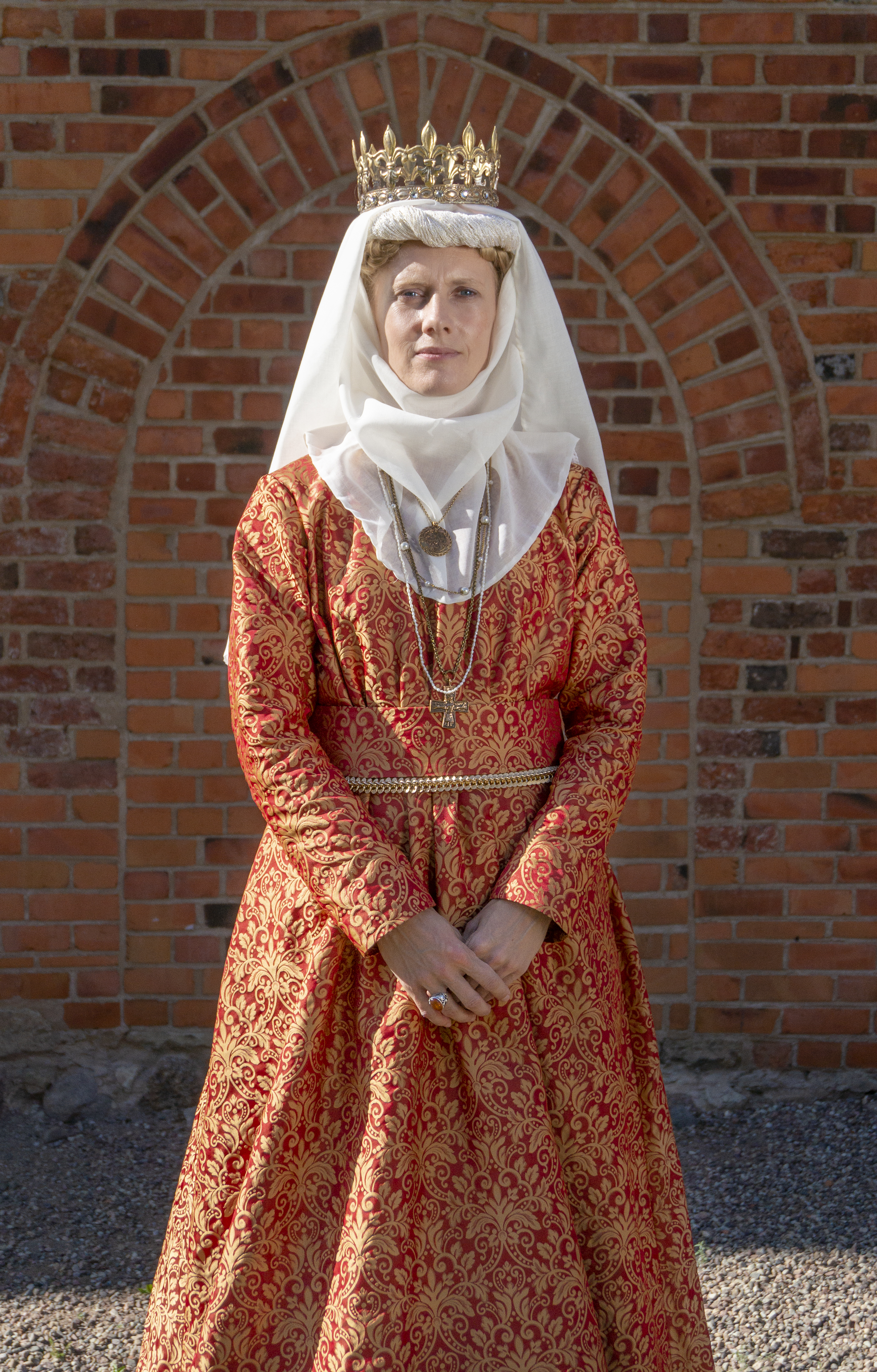 Linn Carlehed, museipedagog och guide på Sancta Birgitta Klostermuseum, som unionsdrottning Margareta.