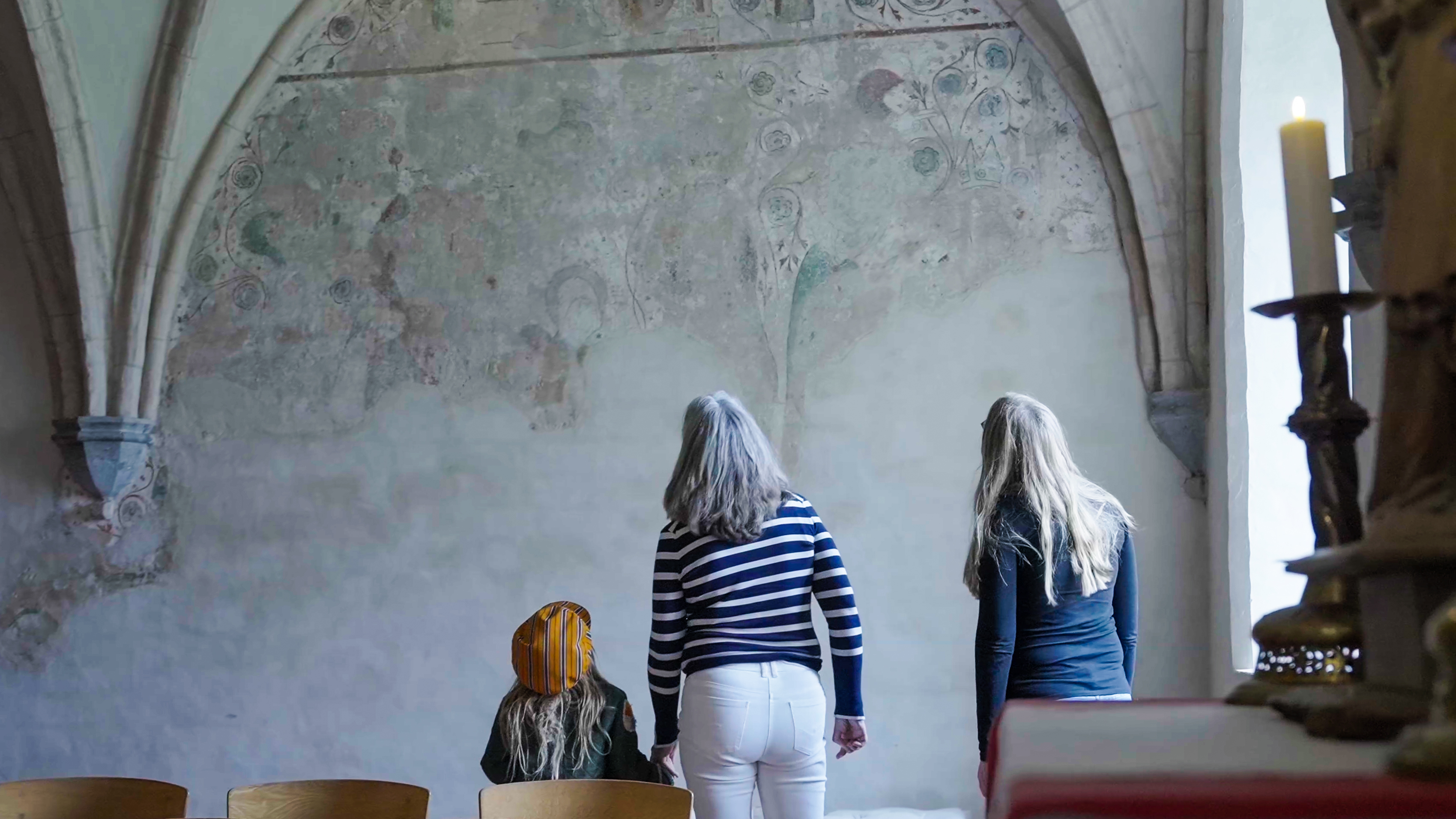 Stillbild från filminspelning på Sancta Birgitta Klostermuseum.