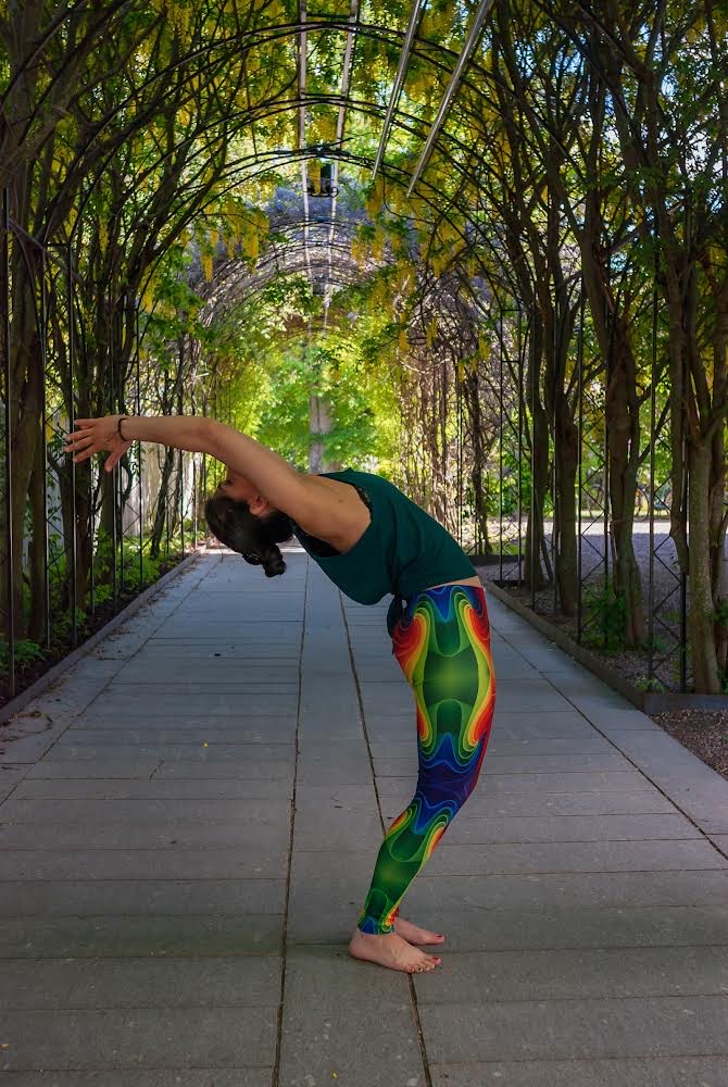 Yogainstruktör som gör yoga utomhus. 