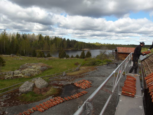 Takkedjan lägger nytt tak till grå ladan på Öna.