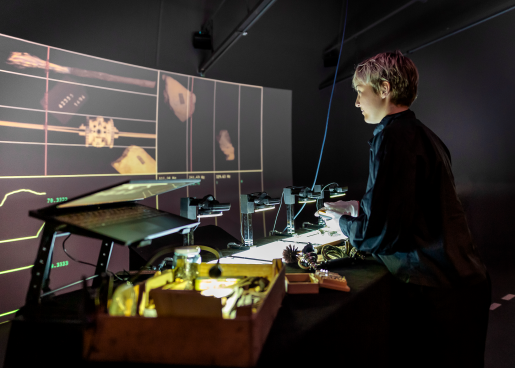 Med hjälp av kameror låter Annie Tådne föremål i olika material och former scannas för att sedan översätts till ljud.