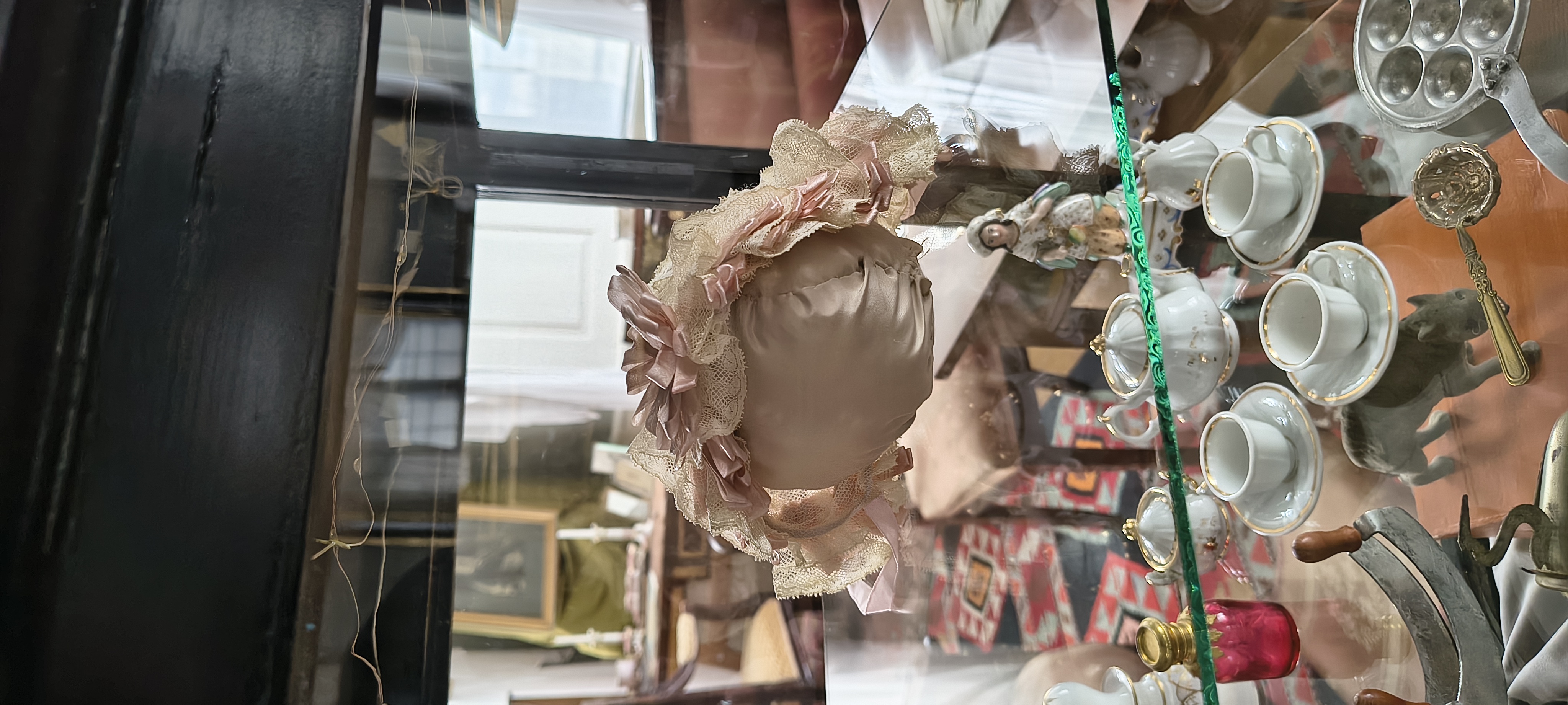 Emilie Pipers dopmössa och leksaker