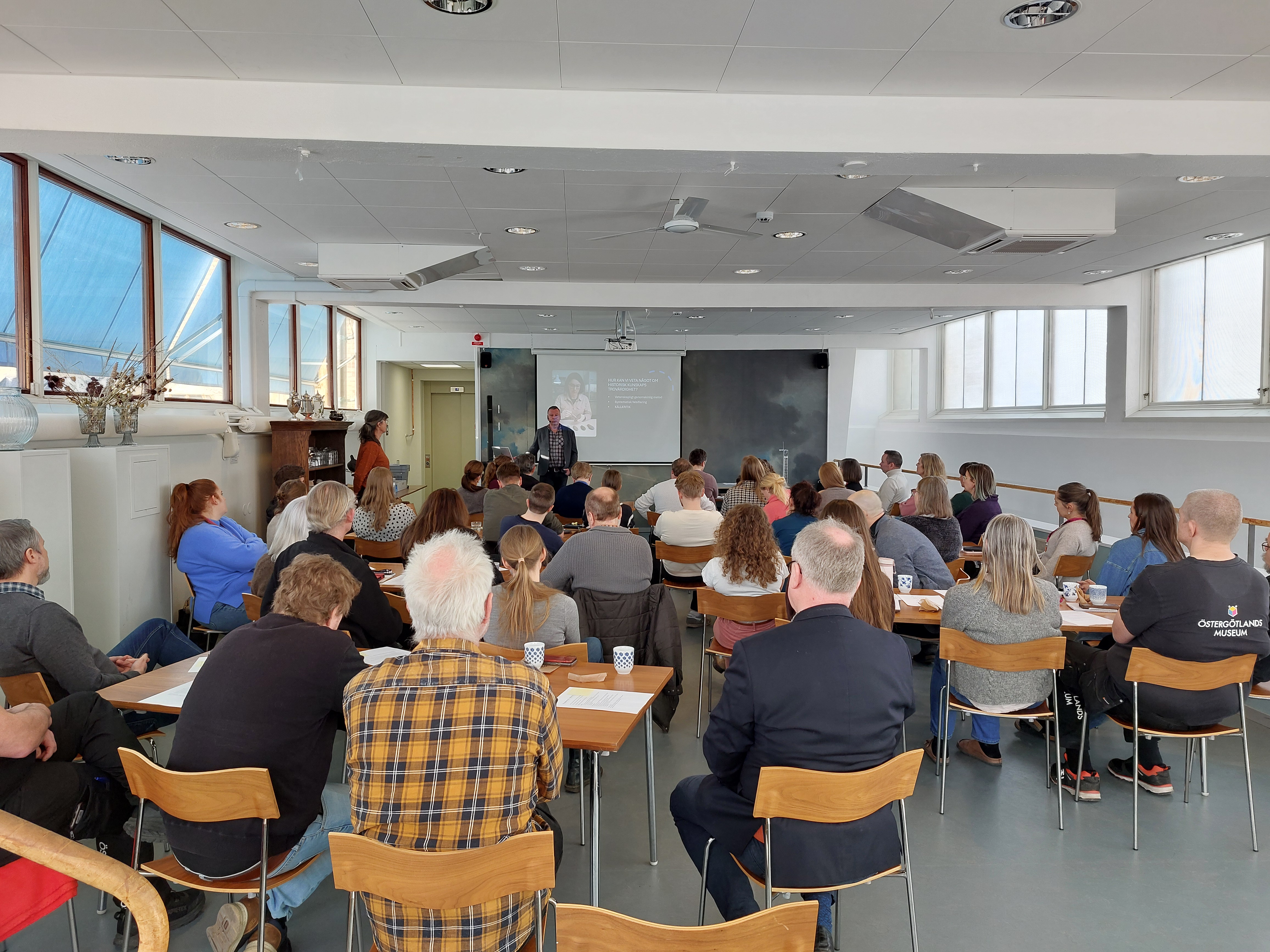 Museets forskningsledare Björn Lilieblad ger ett föredrag om källkritik.