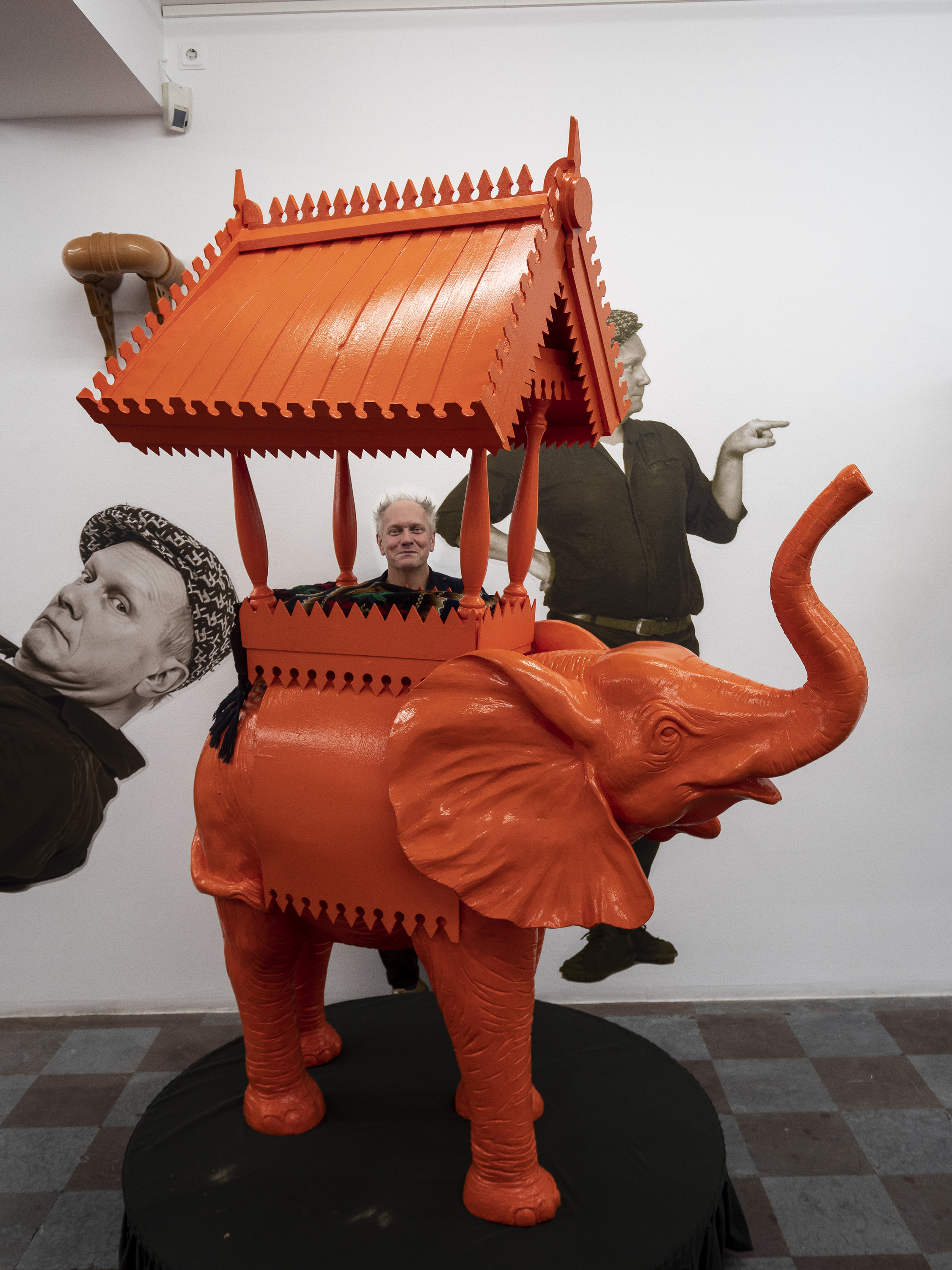 Konstnären Peter Johansson med Elefanten i rummet i samband med utställningen Souvenir på Wetterling Gallery i Stockholm.