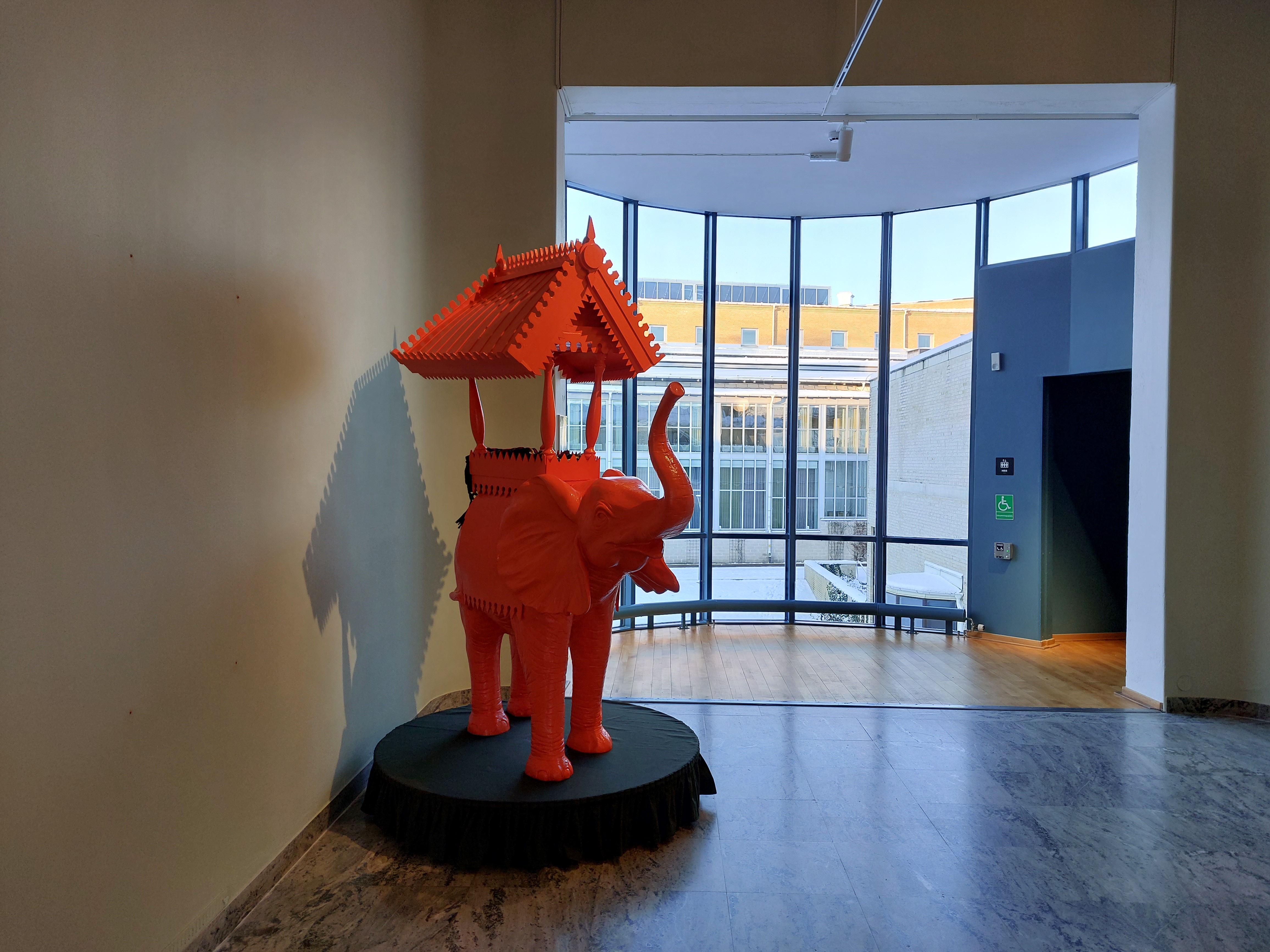 Peter Johanssons konstverk "Elefanten i rummet" i övre trapphallen på Östergötlands museum.