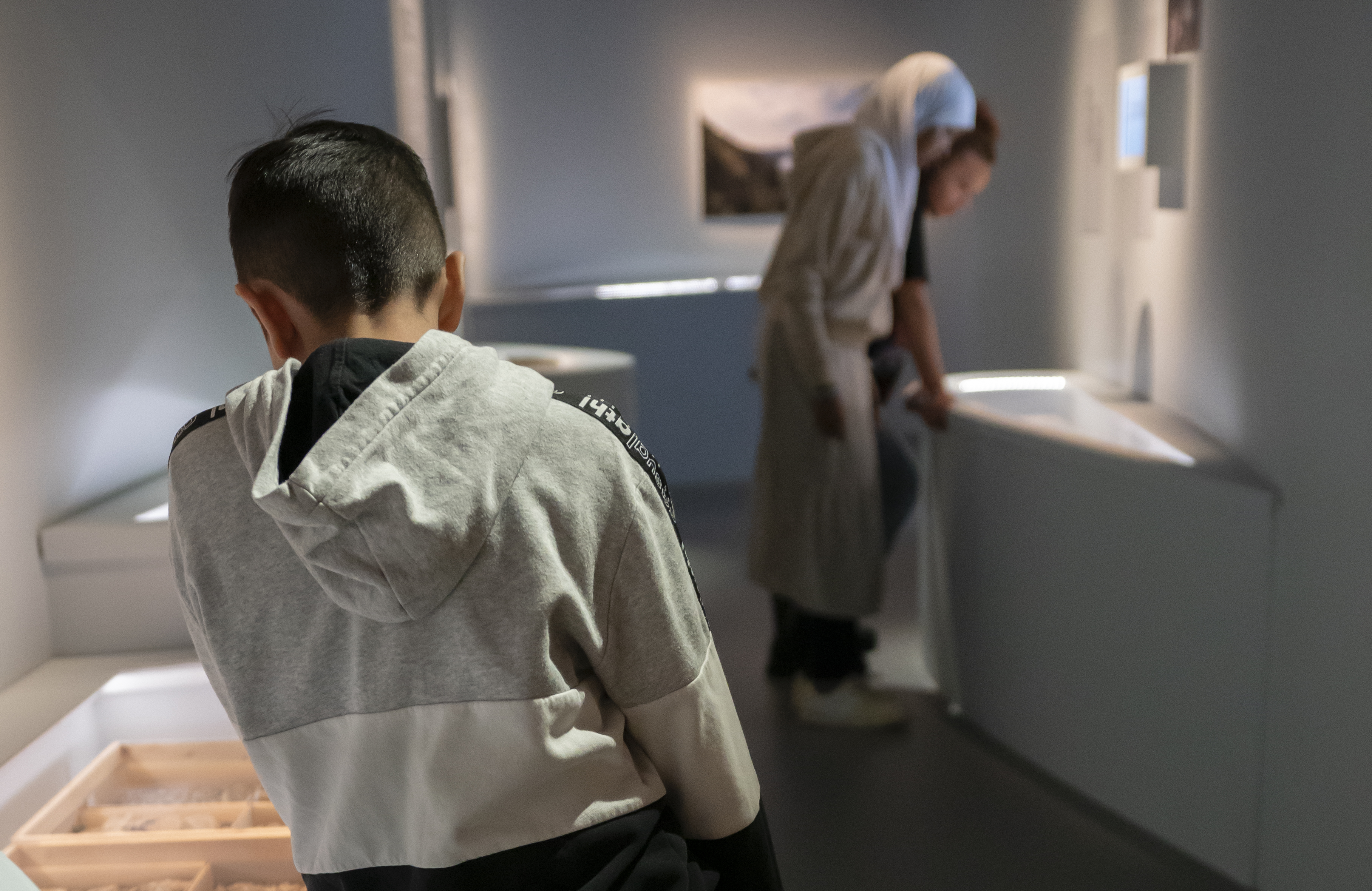 Elever i utställningen Vägen hit.