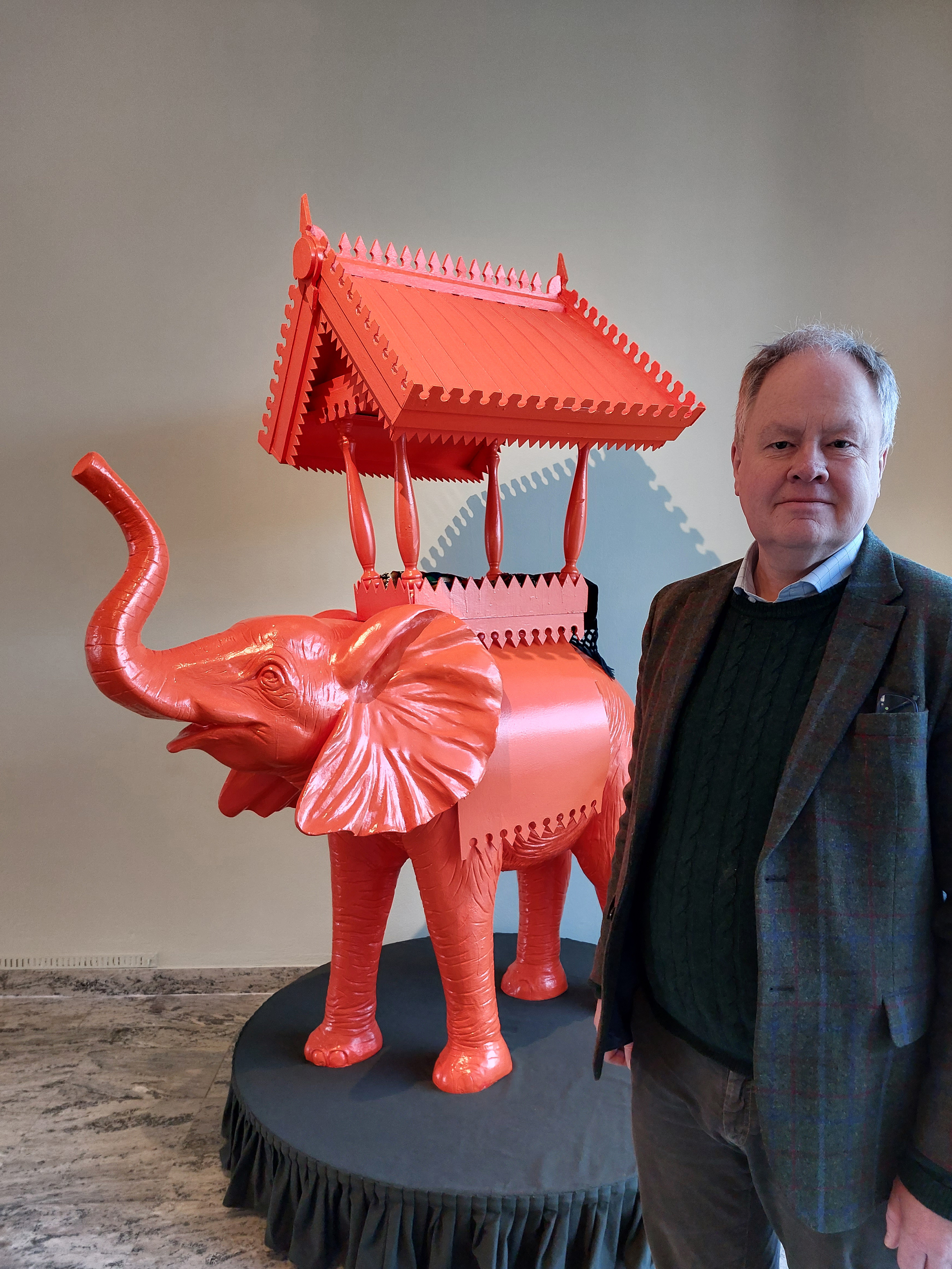Museichef Olof Hermelin framför Peter Johanssons konstverk "Elefanten i rummet" på Östergötlands museum.