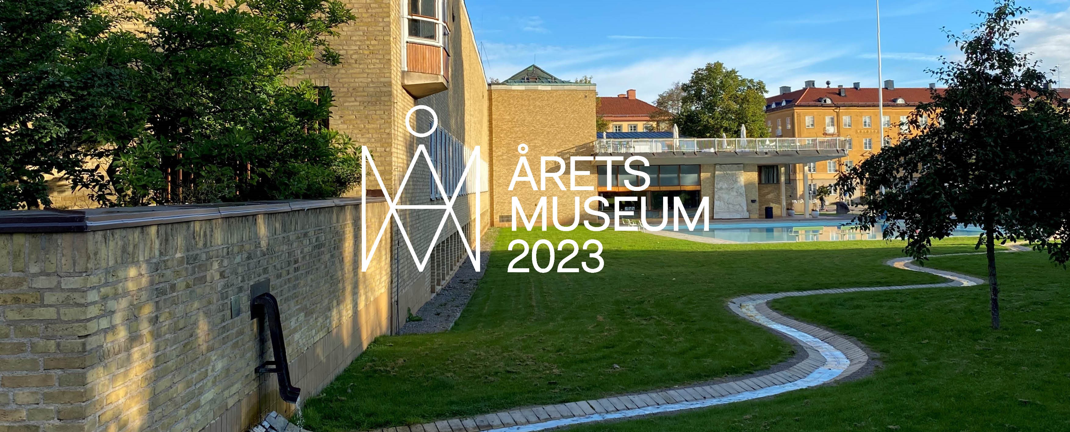 Exteriör bild på Östergötlands museum, med logotypen för Årets museum 2023.